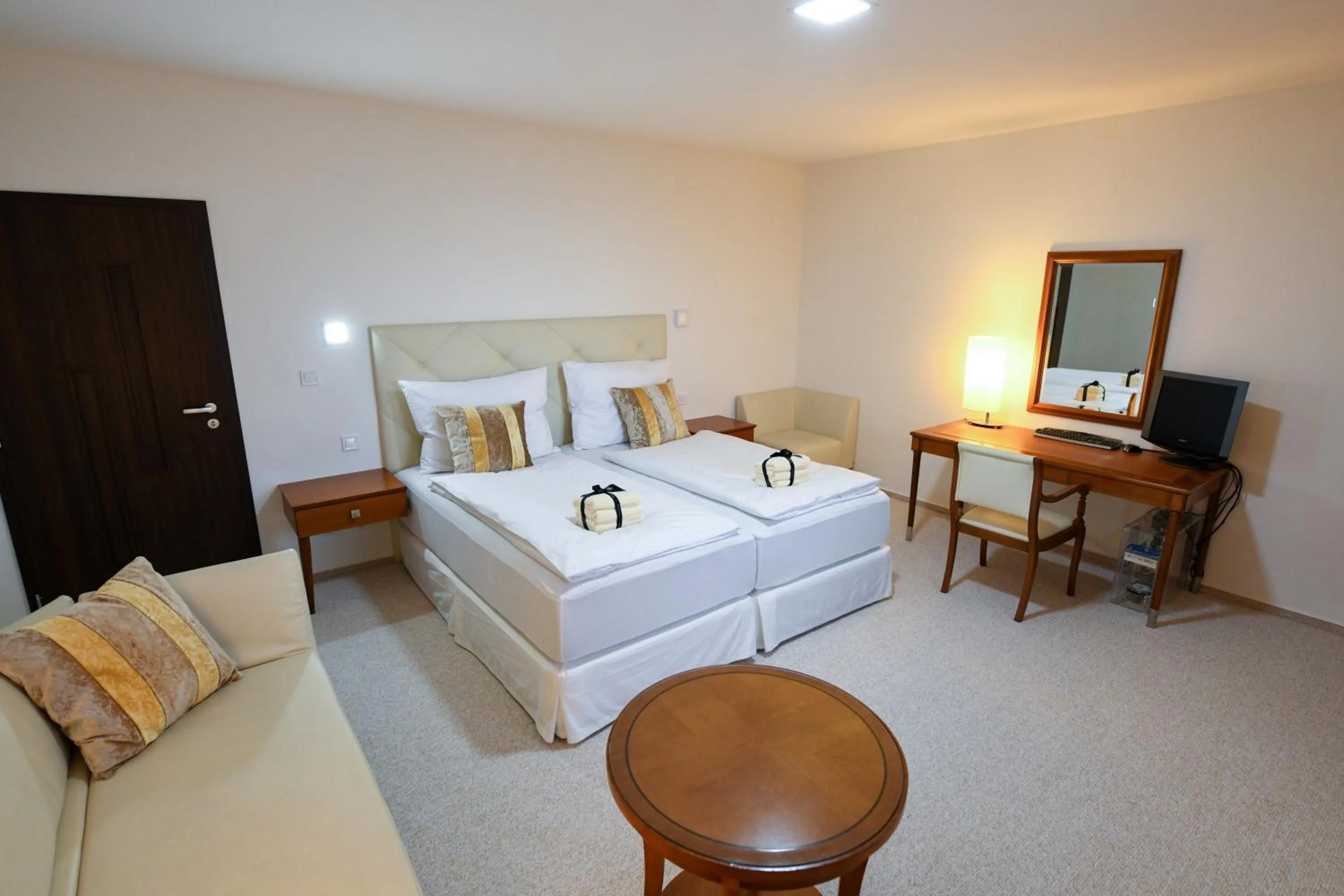 Photo of the whole room, Bed in Atrium-Accomm