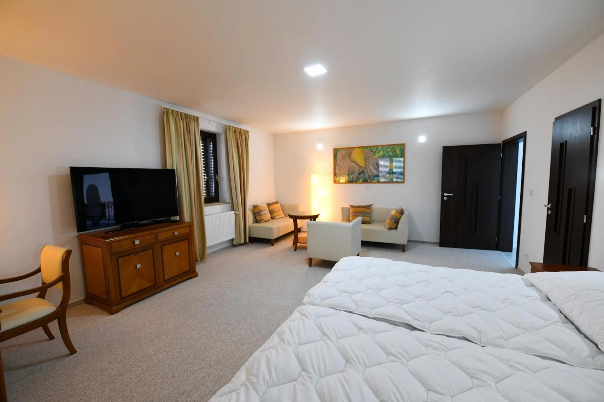 Photo of the whole room, Bed in Atrium-Accomm