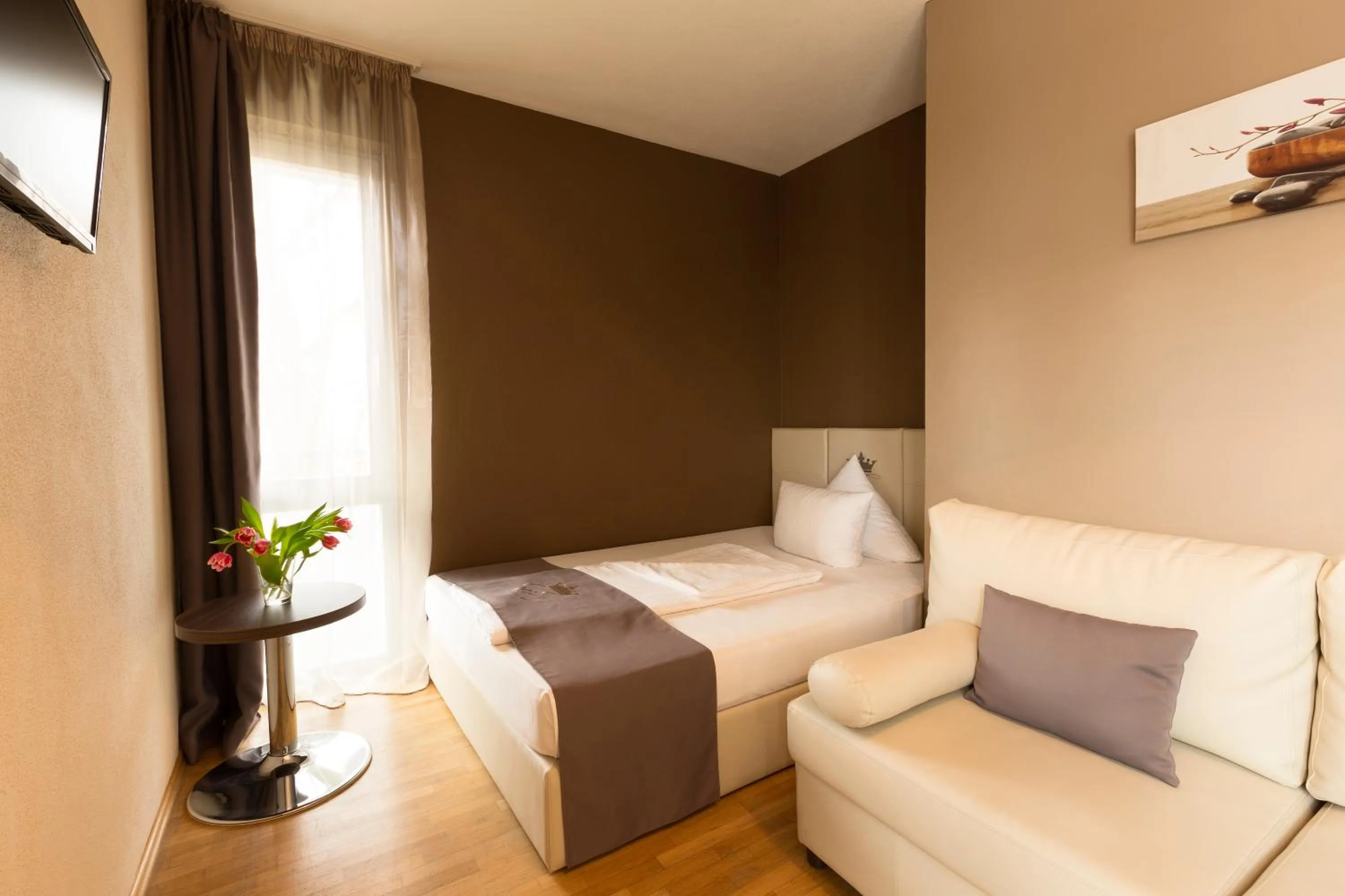 Bathroom, Bed in Empress Boutique Hotel