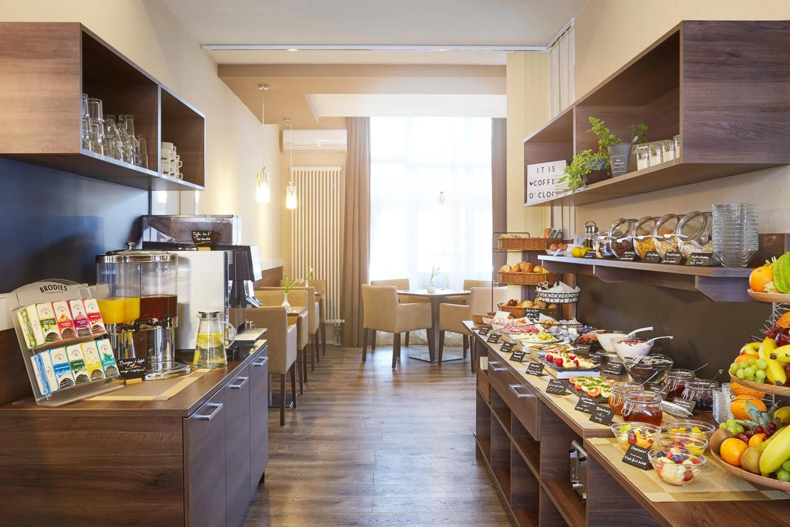 Restaurant/places to eat in Empress Boutique Hotel