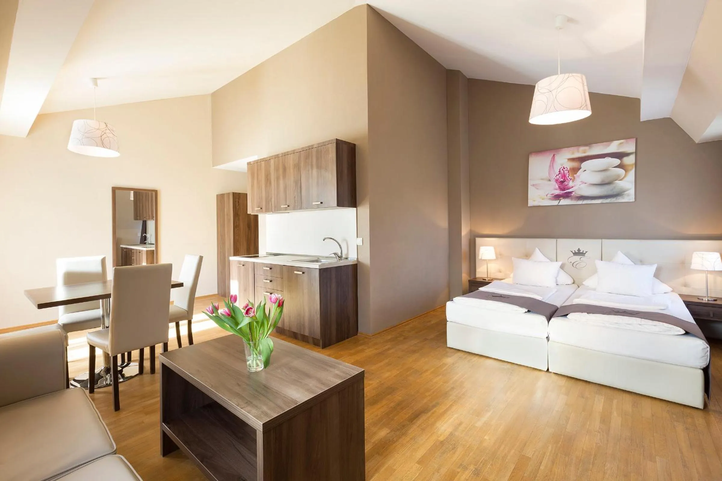 Photo of the whole room, Bed in Empress Boutique Hotel