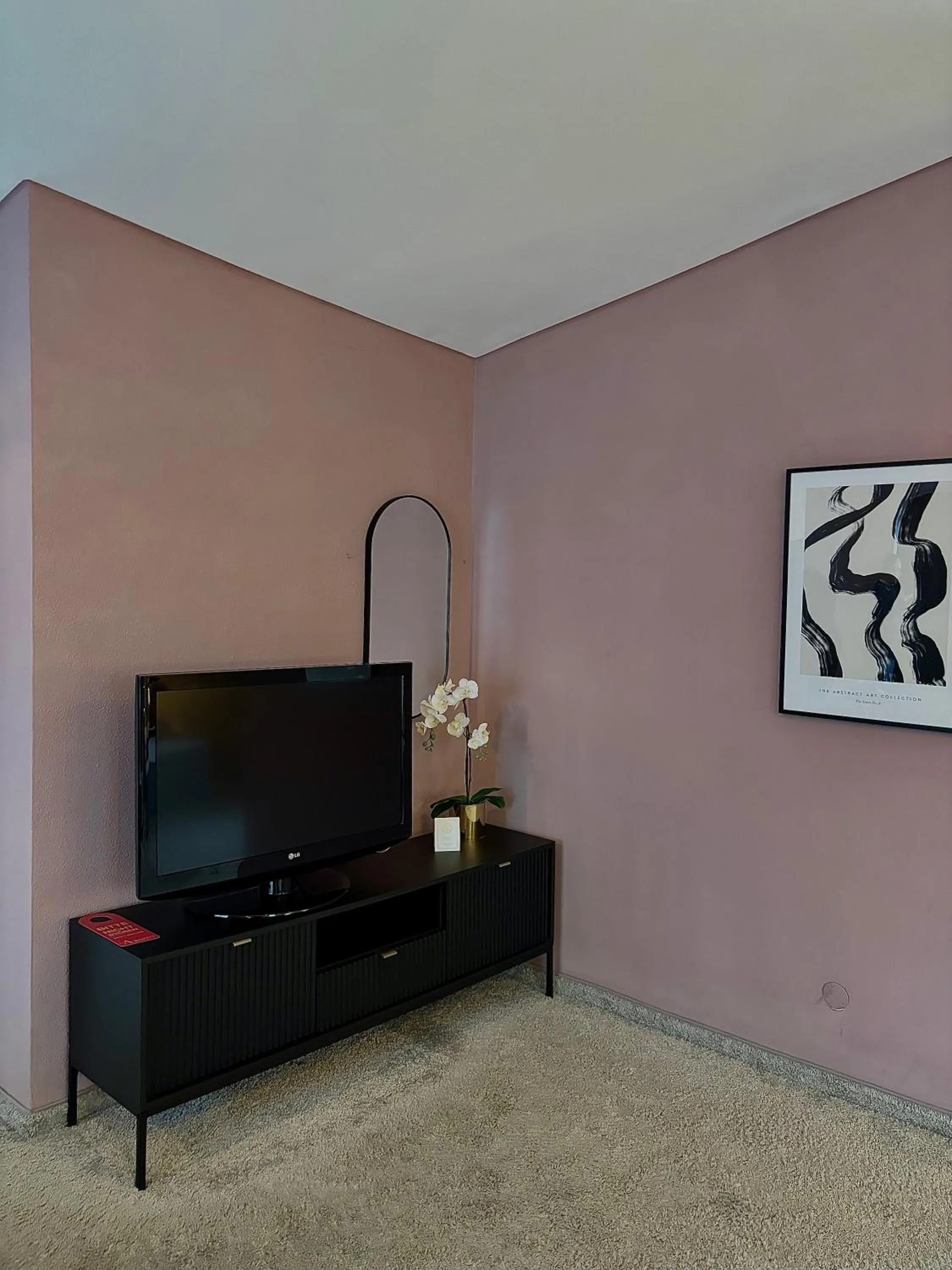 TV and multimedia in Empress Boutique Hotel