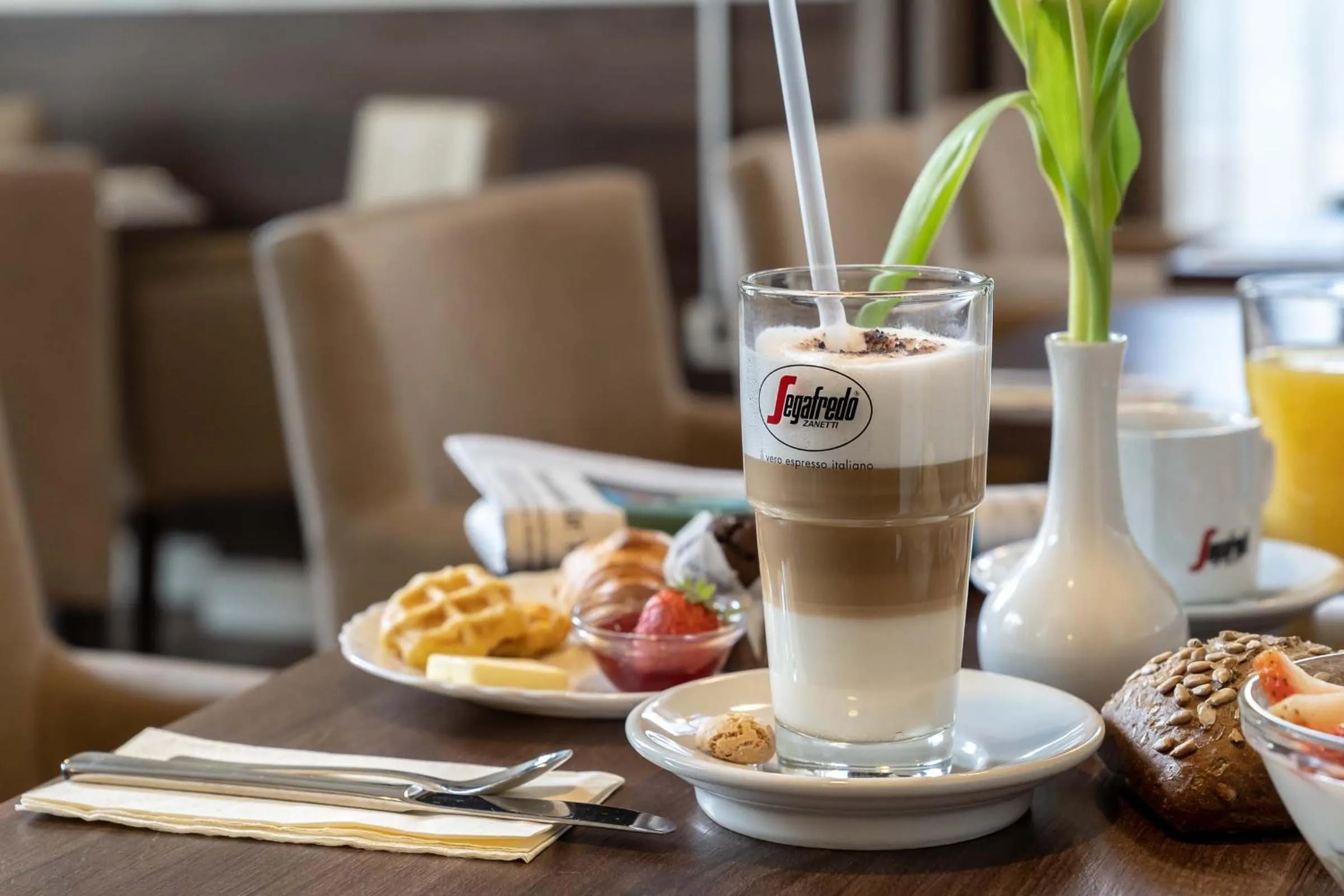 Food and drinks in Empress Boutique Hotel