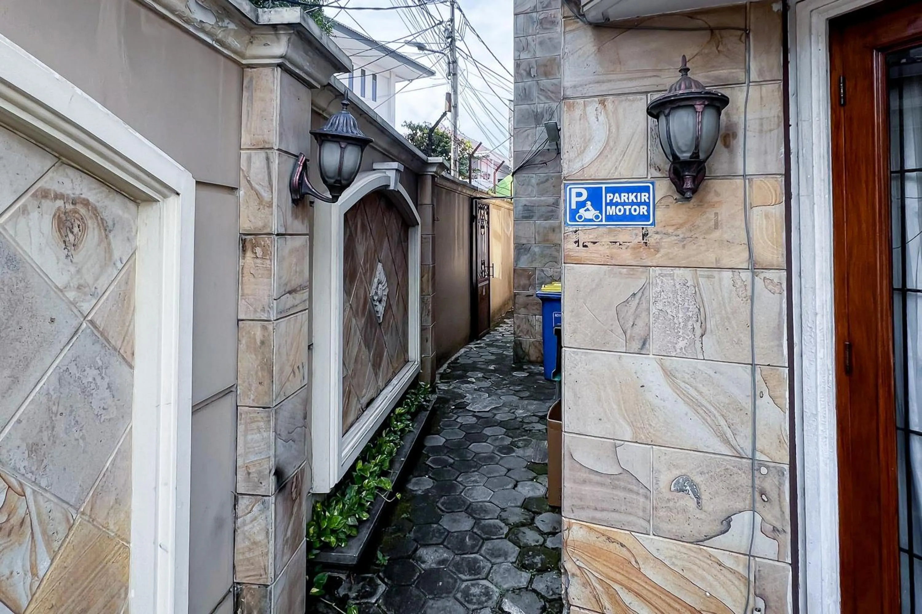 Property building in House Of Livina Mitra RedDoorz