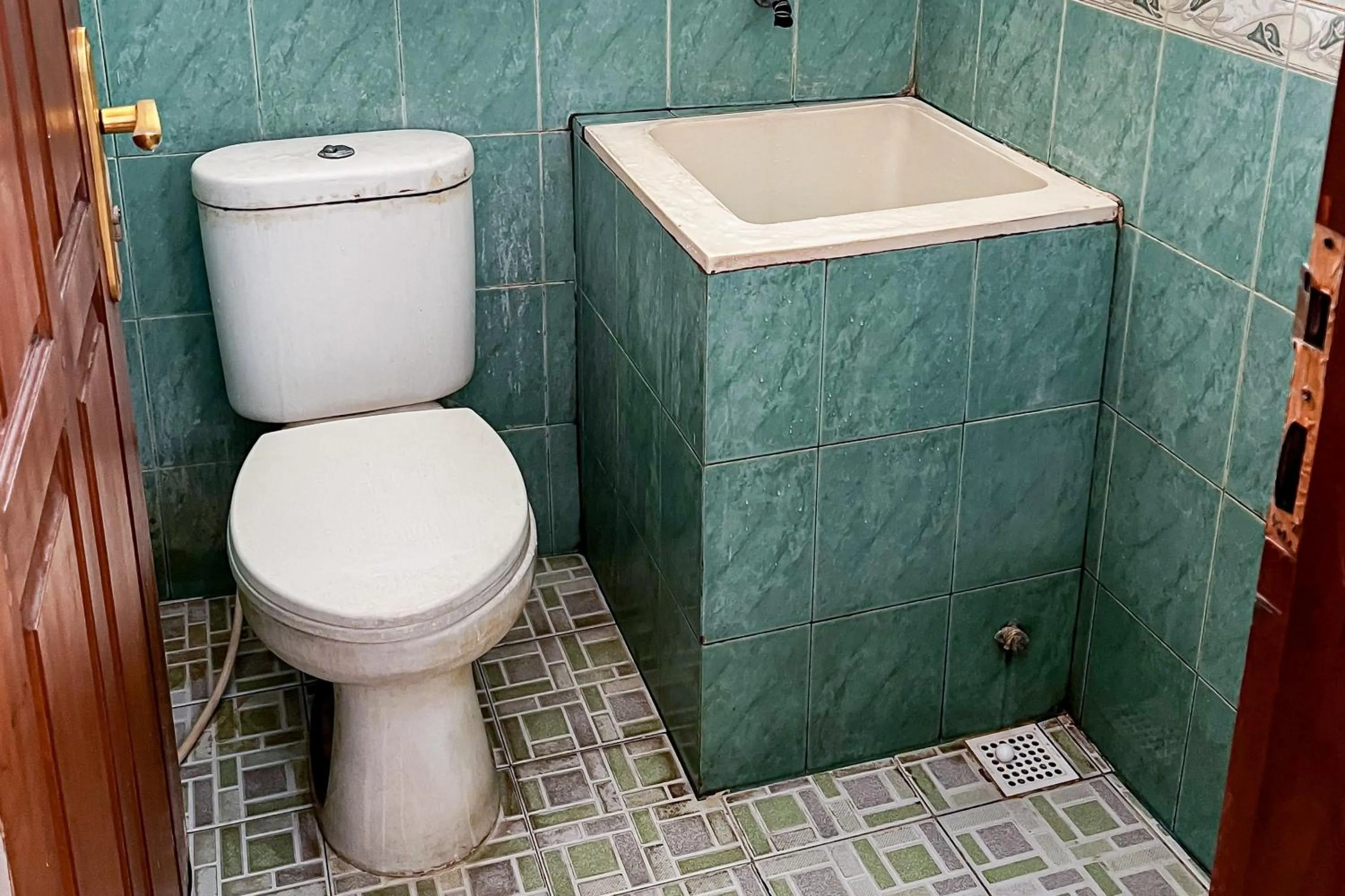 Bathroom in House Of Livina Mitra RedDoorz