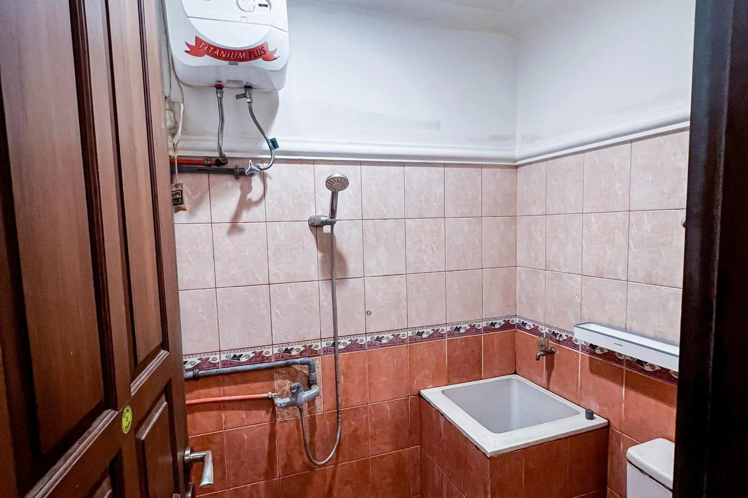 Bathroom in House Of Livina Mitra RedDoorz