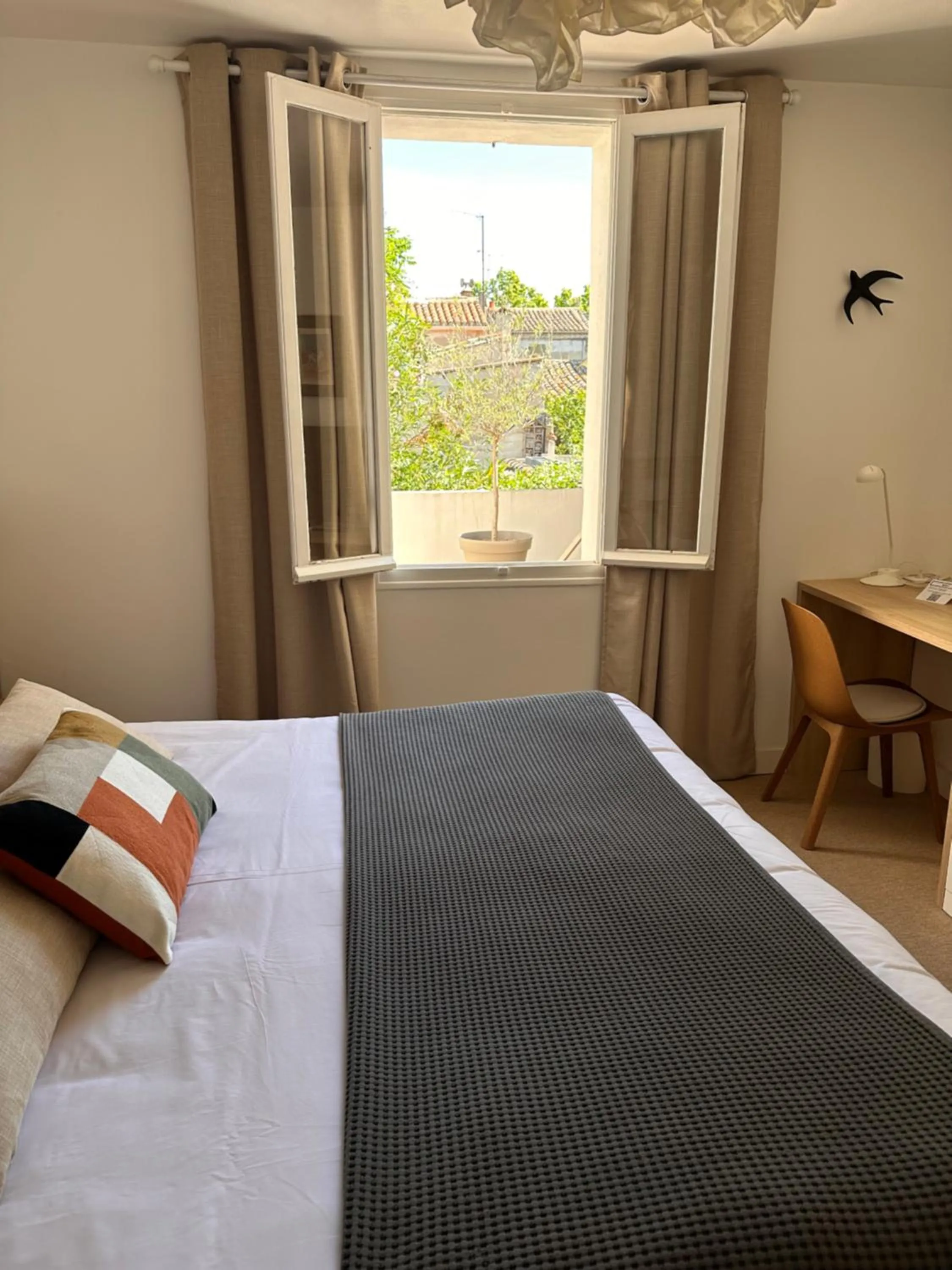 Patio, Bed in Bel Appartement Terrasse Intra Muros - Certifié Étoiles de France