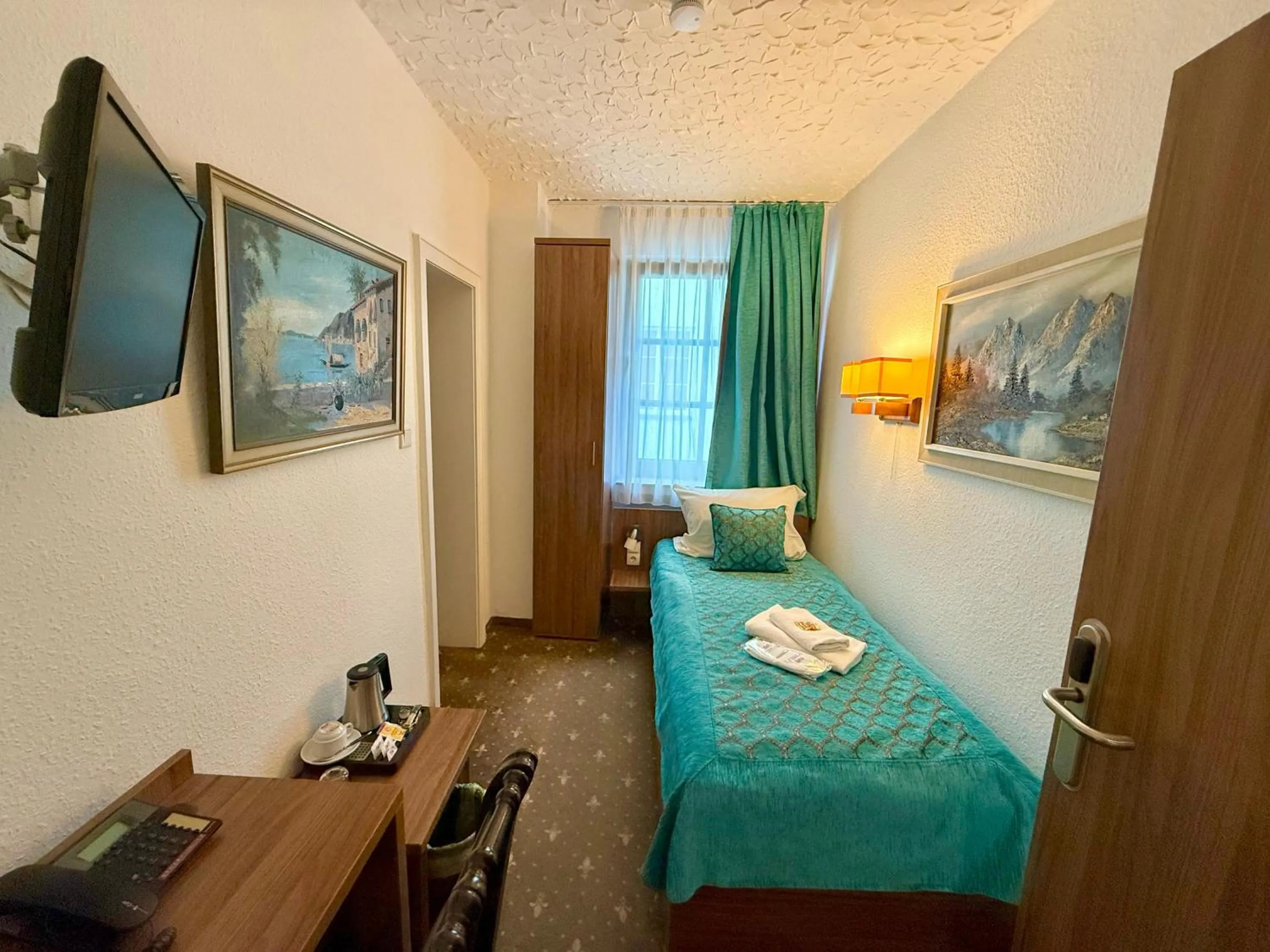 Photo of the whole room, Bed in Hotel und Restaurant Löwenbräu Köln