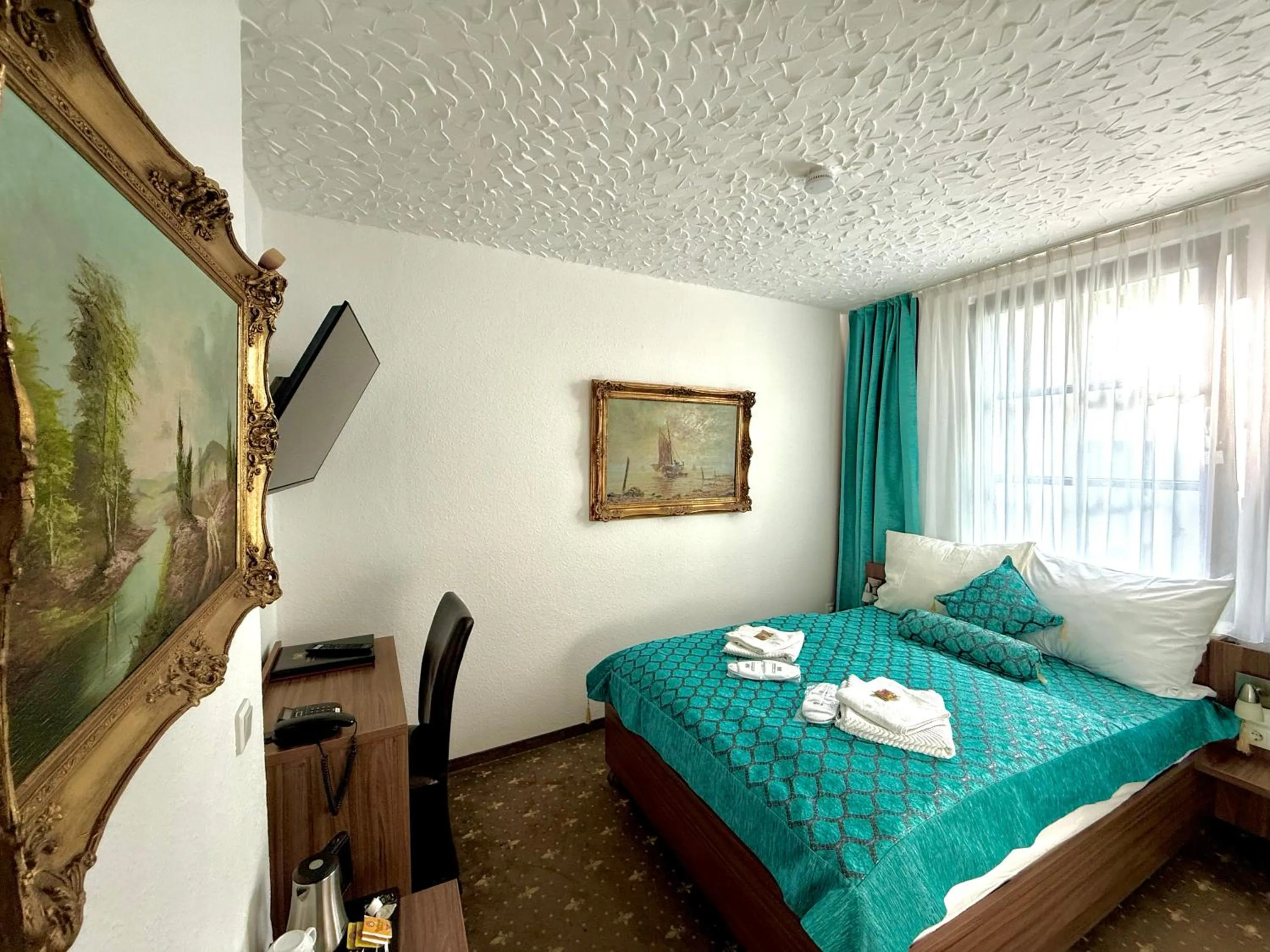 Photo of the whole room, Bed in Hotel und Restaurant Löwenbräu Köln