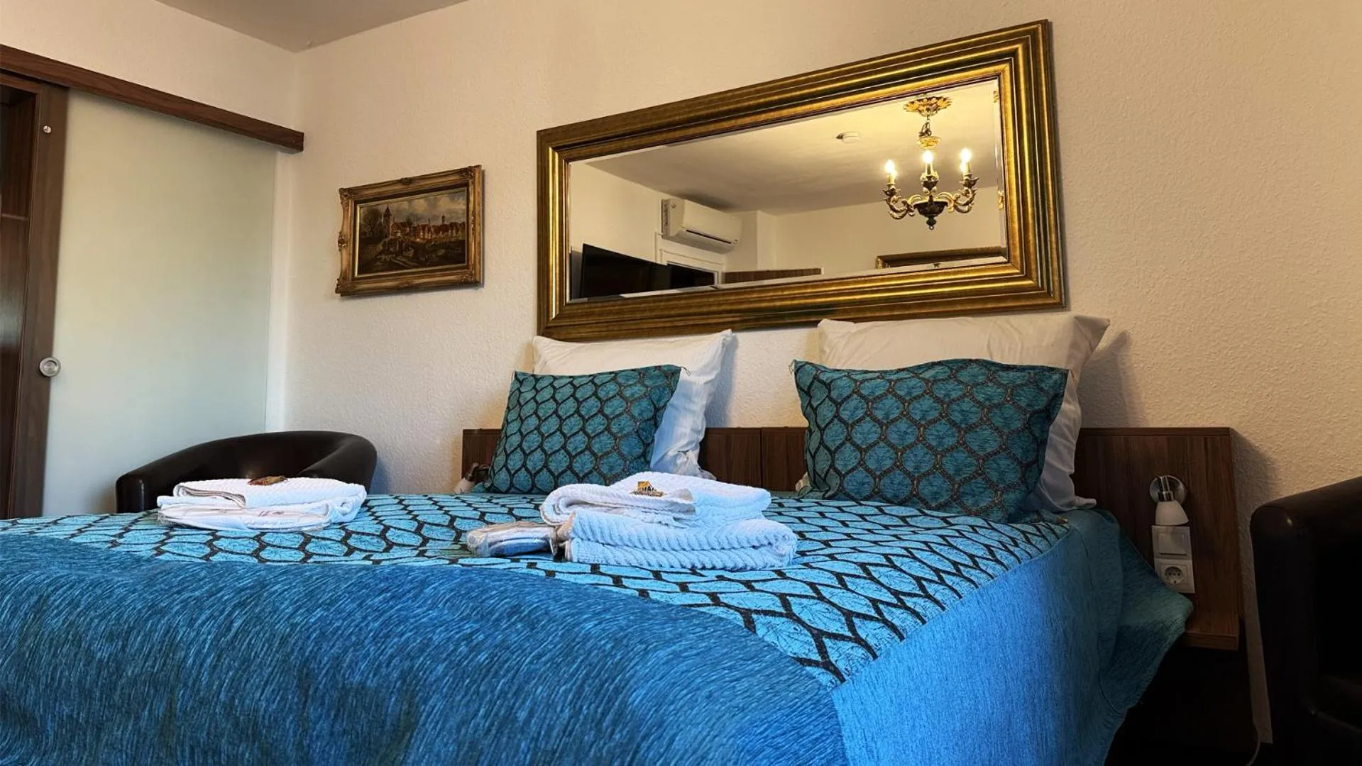 Photo of the whole room, Bed in Hotel und Restaurant Löwenbräu Köln