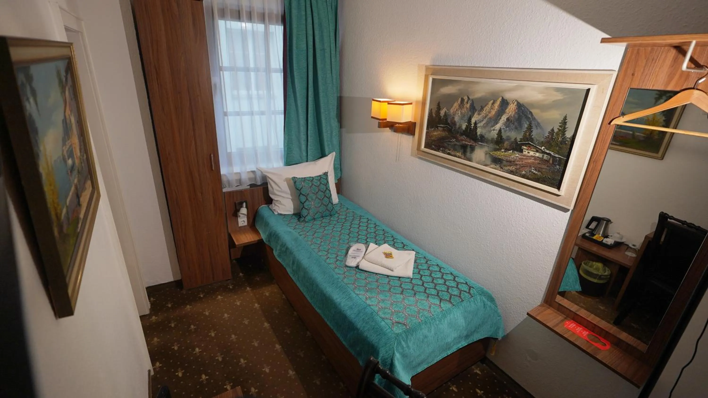 Bed in Hotel und Restaurant Löwenbräu Köln