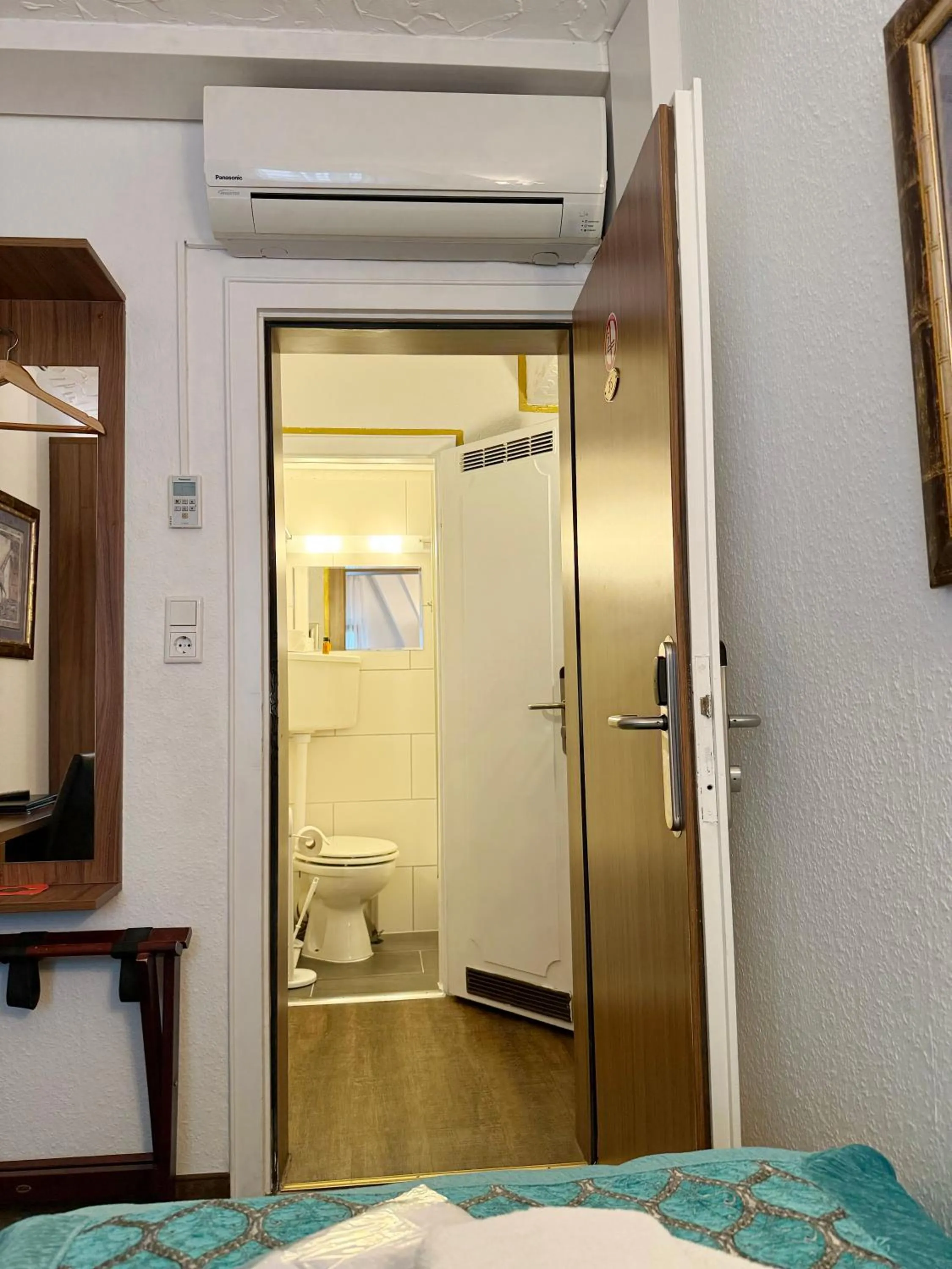 Bathroom, Bed in Hotel und Restaurant Löwenbräu Köln