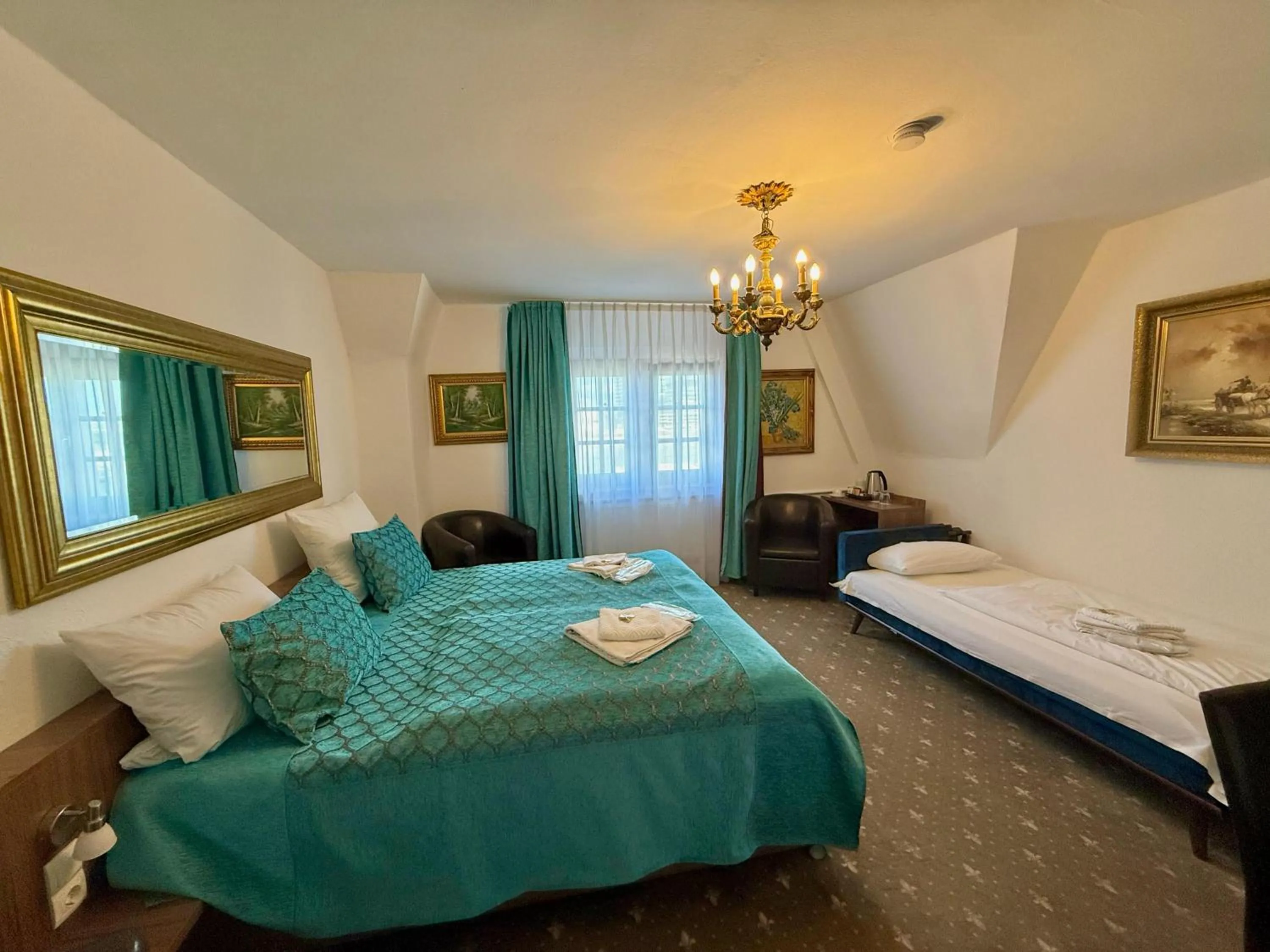 Photo of the whole room, Bed in Hotel und Restaurant Löwenbräu Köln