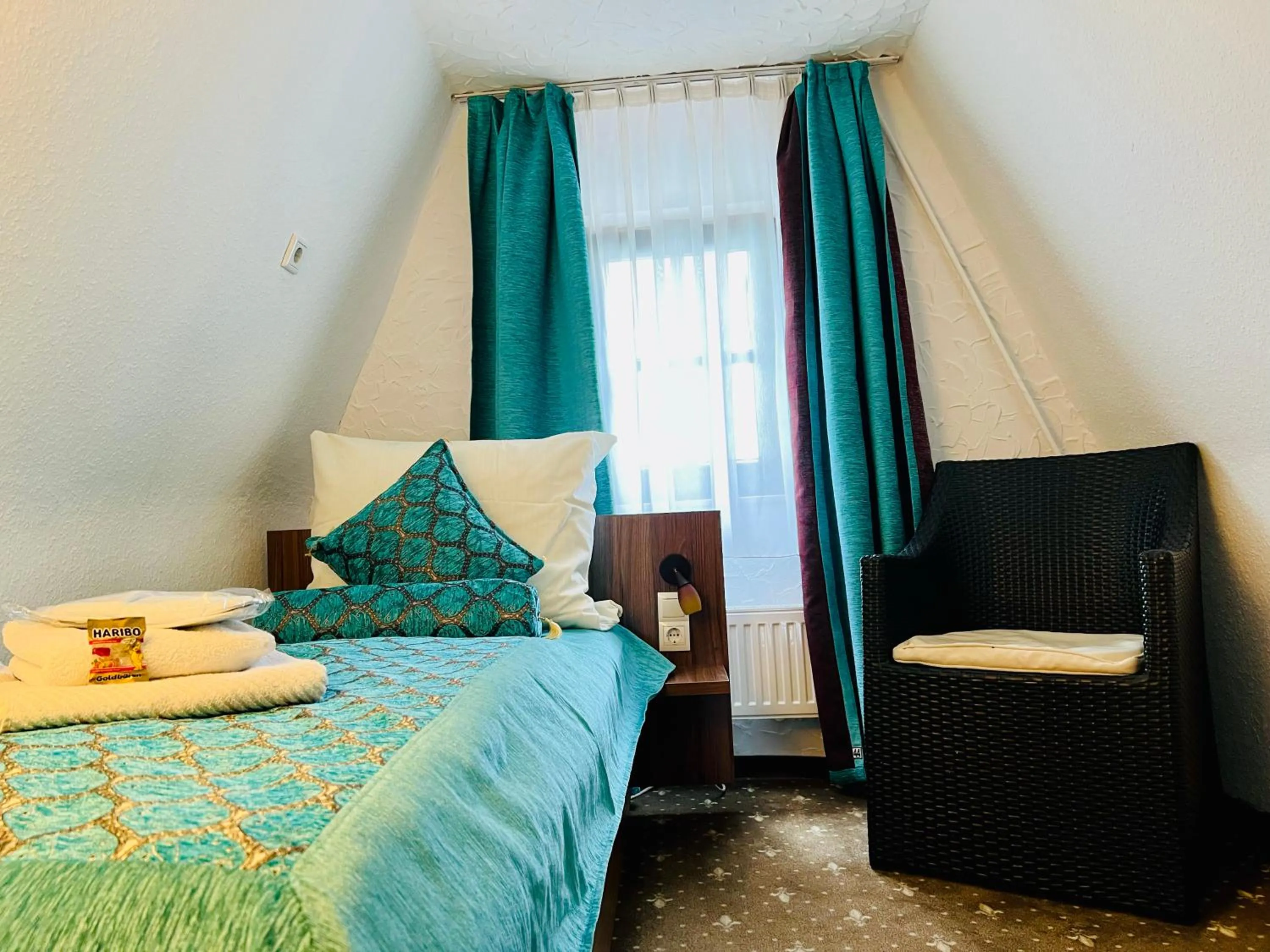 Photo of the whole room, Bed in Hotel und Restaurant Löwenbräu Köln