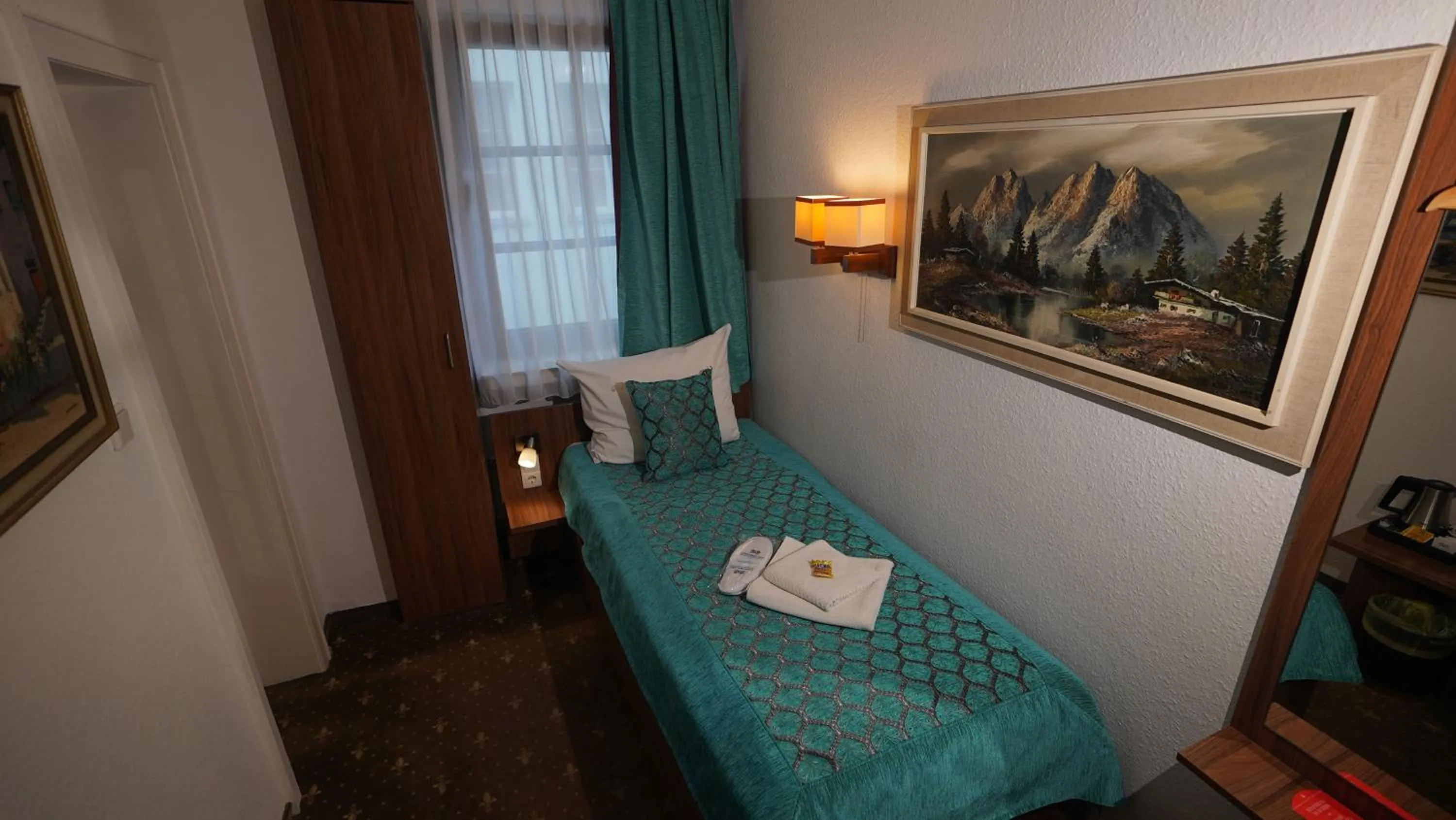 Photo of the whole room, Bed in Hotel und Restaurant Löwenbräu Köln