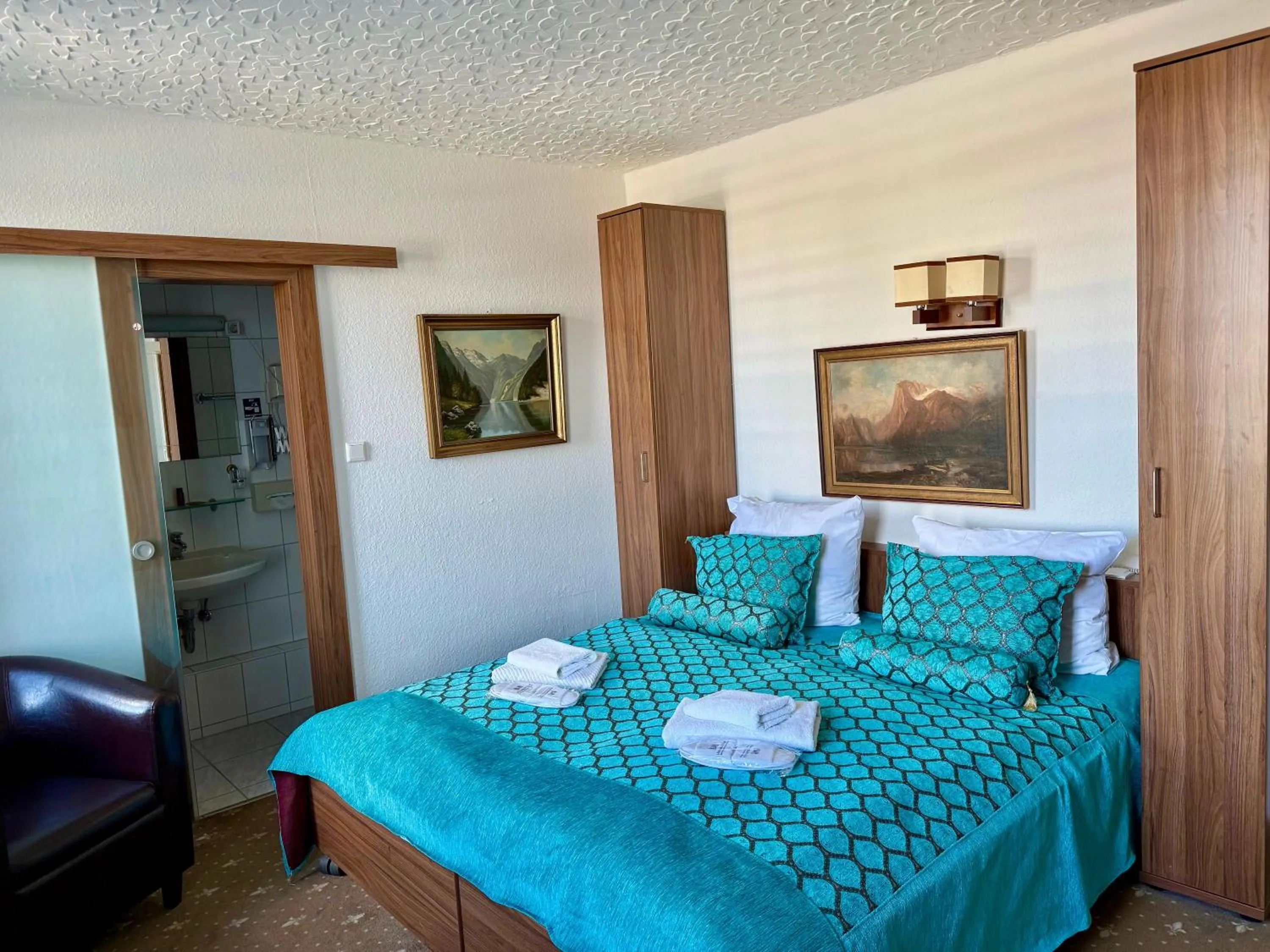 Photo of the whole room, Bed in Hotel und Restaurant Löwenbräu Köln