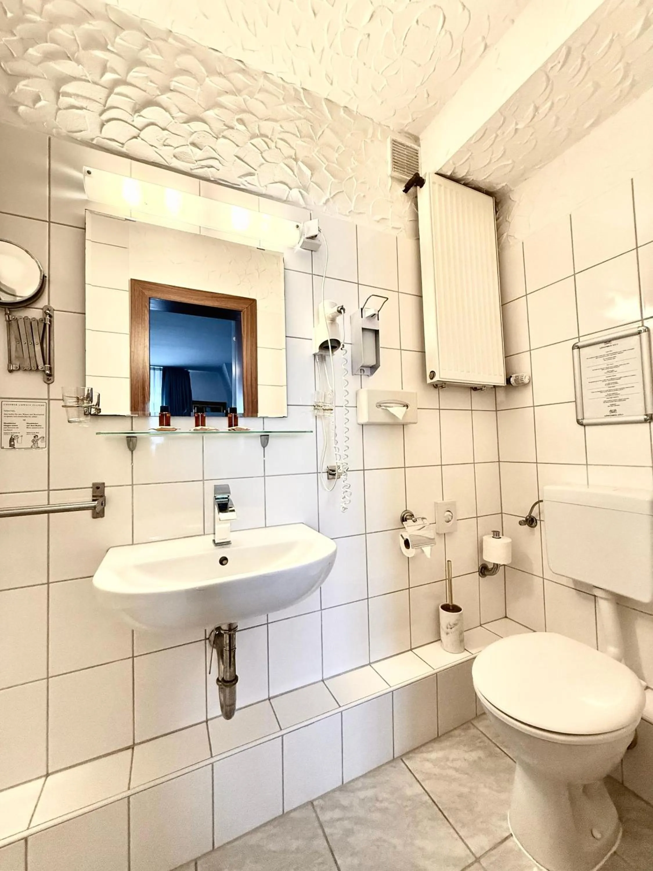 Bathroom in Hotel und Restaurant Löwenbräu Köln