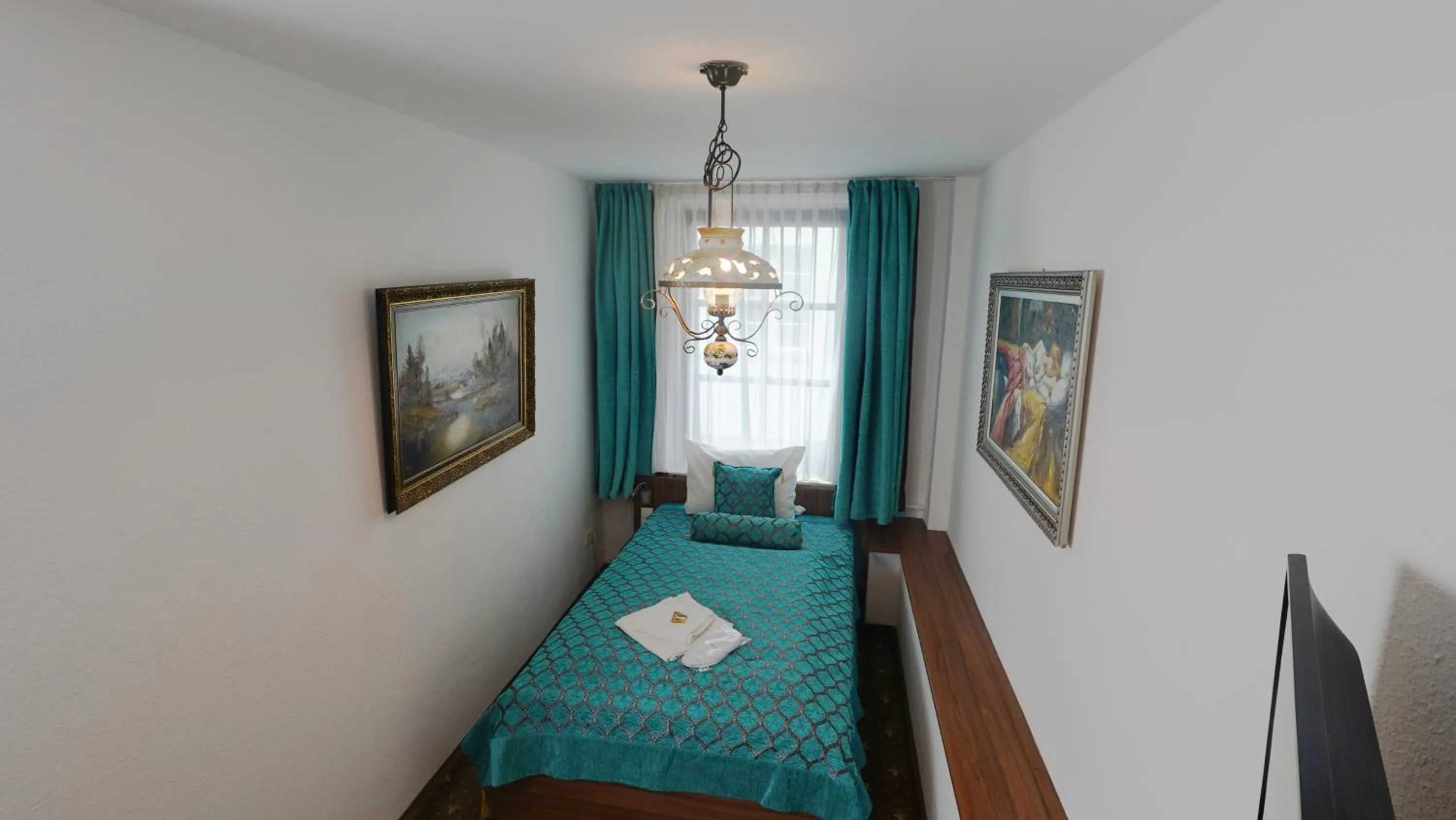 Bed in Hotel und Restaurant Löwenbräu Köln