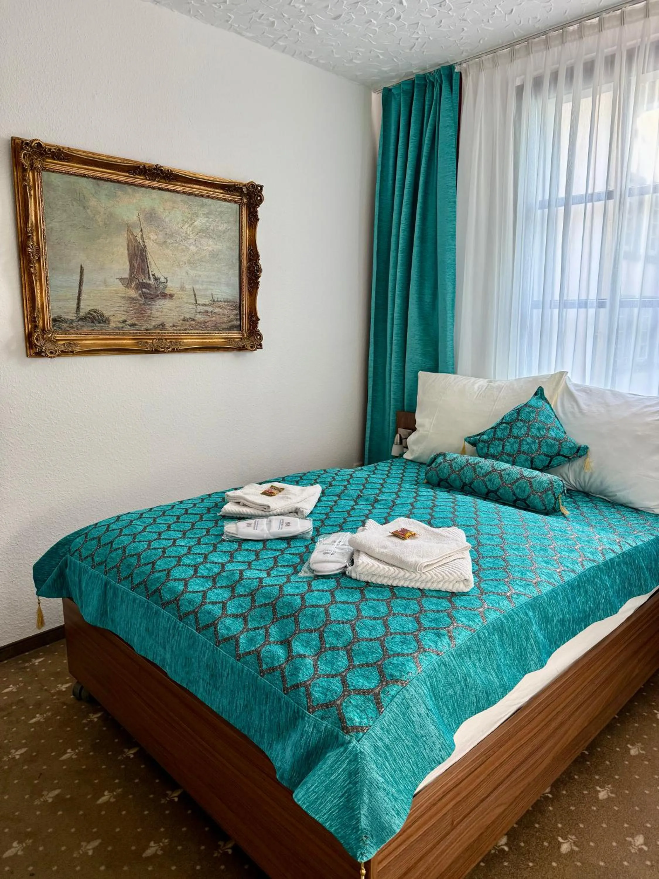 Photo of the whole room, Bed in Hotel und Restaurant Löwenbräu Köln