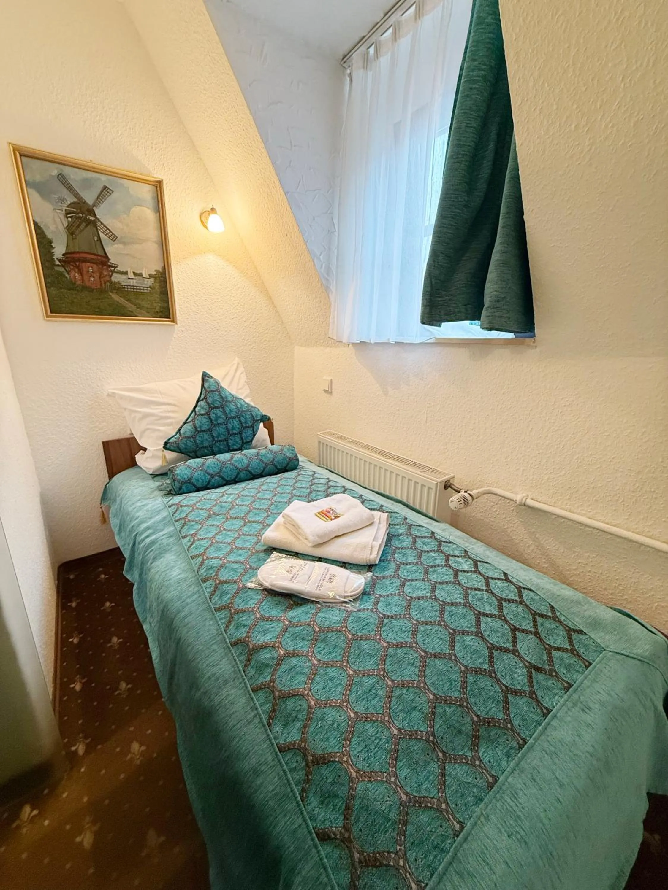 Photo of the whole room, Bed in Hotel und Restaurant Löwenbräu Köln