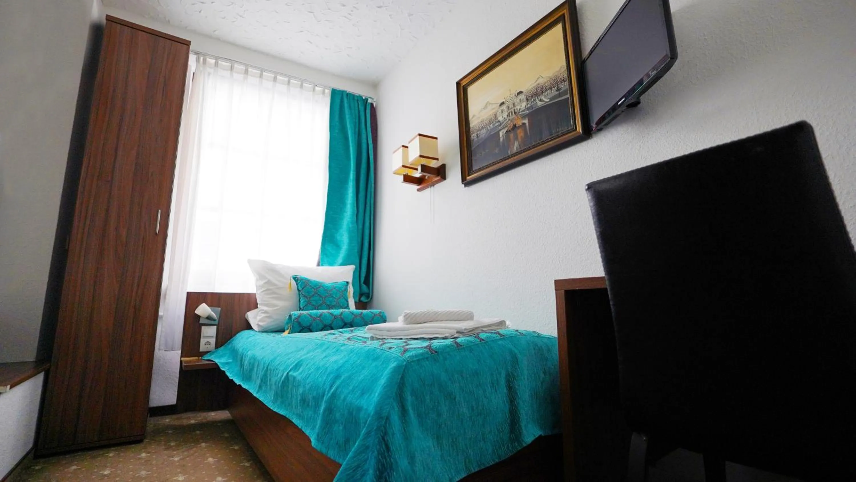 Photo of the whole room, Bed in Hotel und Restaurant Löwenbräu Köln