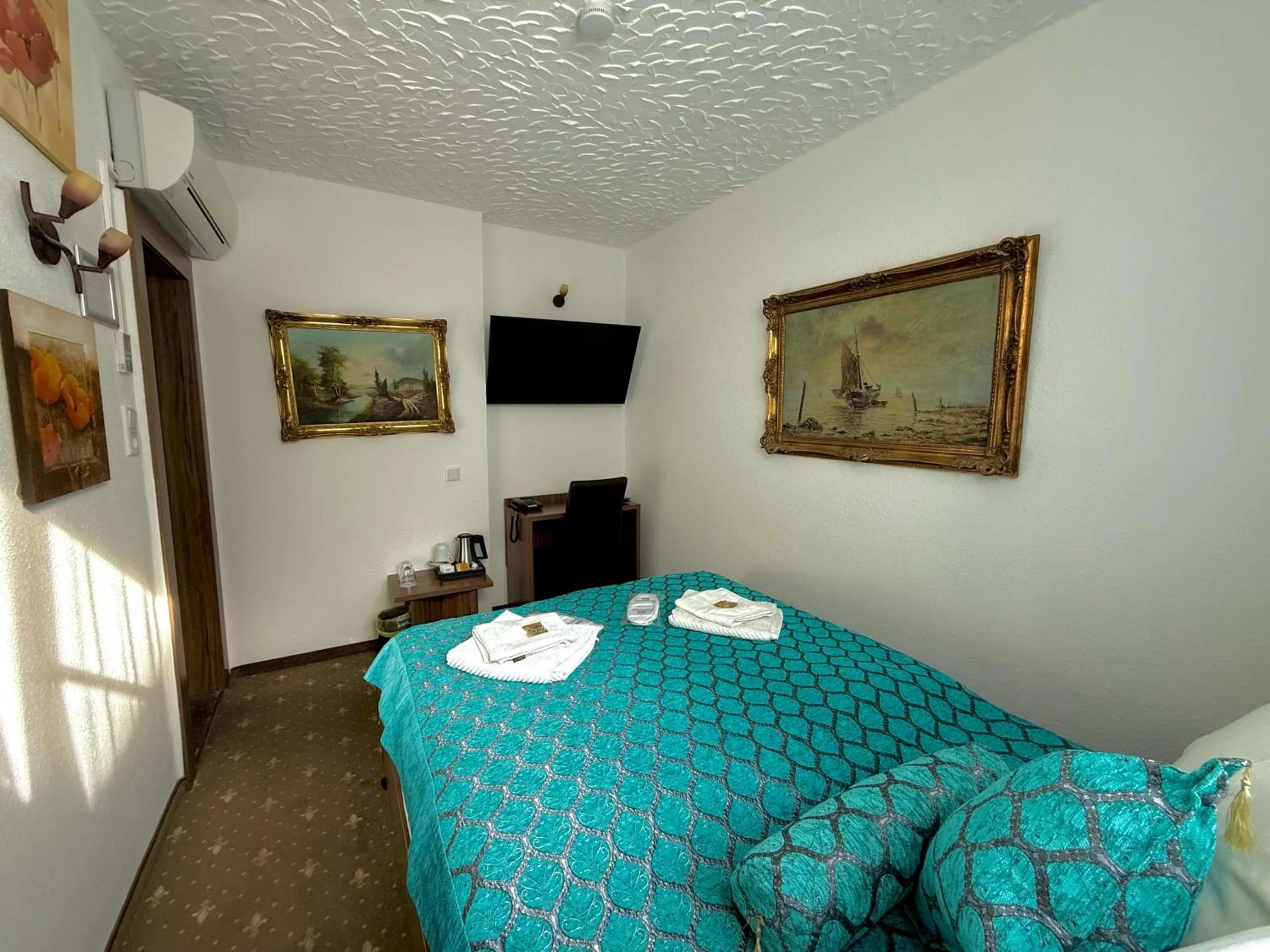 Photo of the whole room, Bed in Hotel und Restaurant Löwenbräu Köln