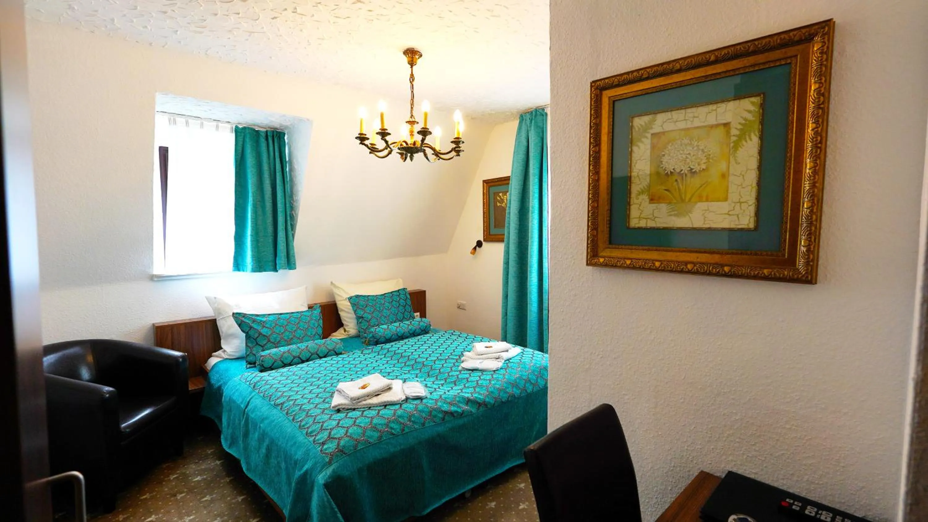 Photo of the whole room, Bed in Hotel und Restaurant Löwenbräu Köln