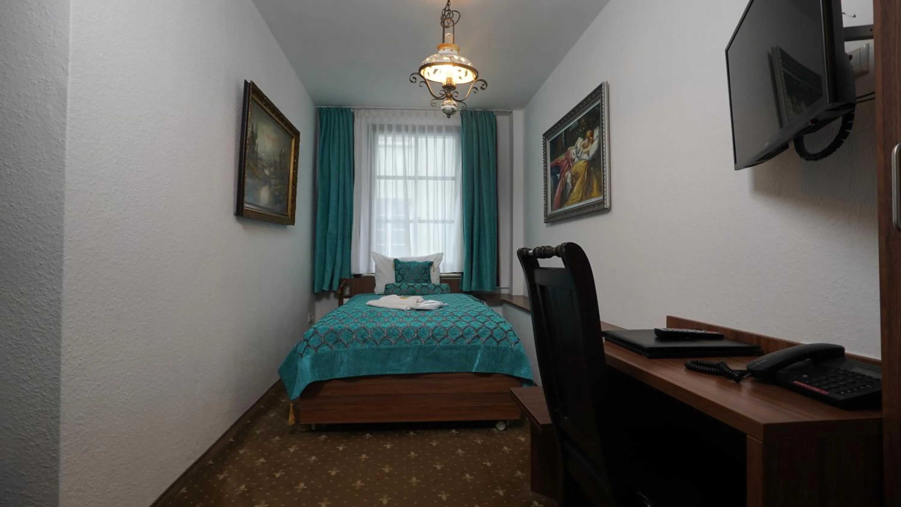 Bed in Hotel und Restaurant Löwenbräu Köln