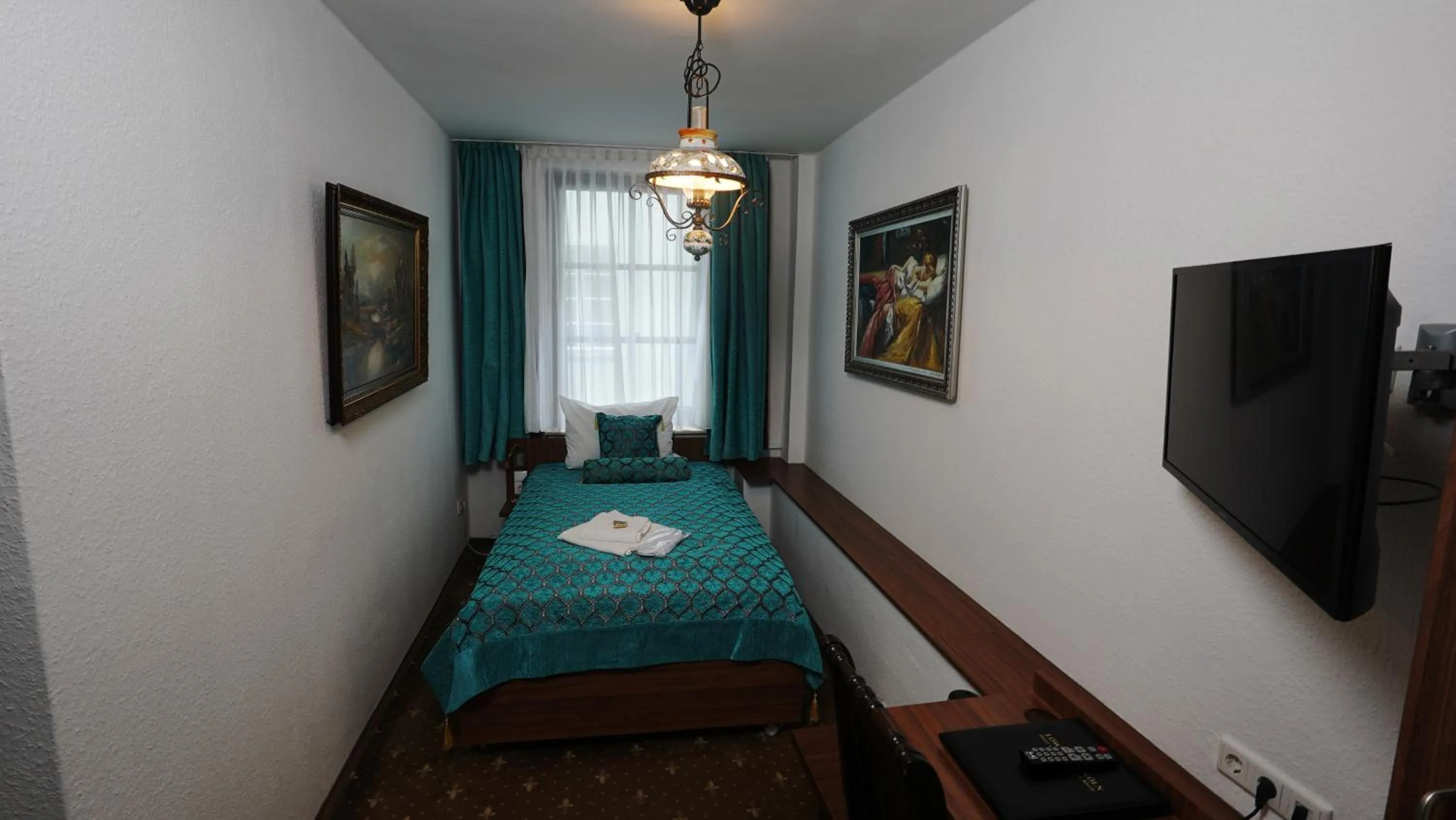 Bed in Hotel und Restaurant Löwenbräu Köln