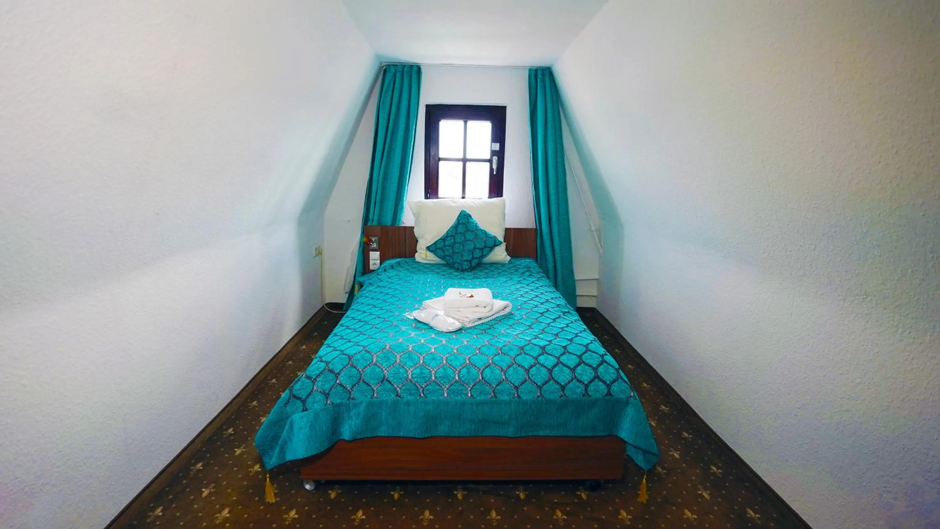 Bed in Hotel und Restaurant Löwenbräu Köln