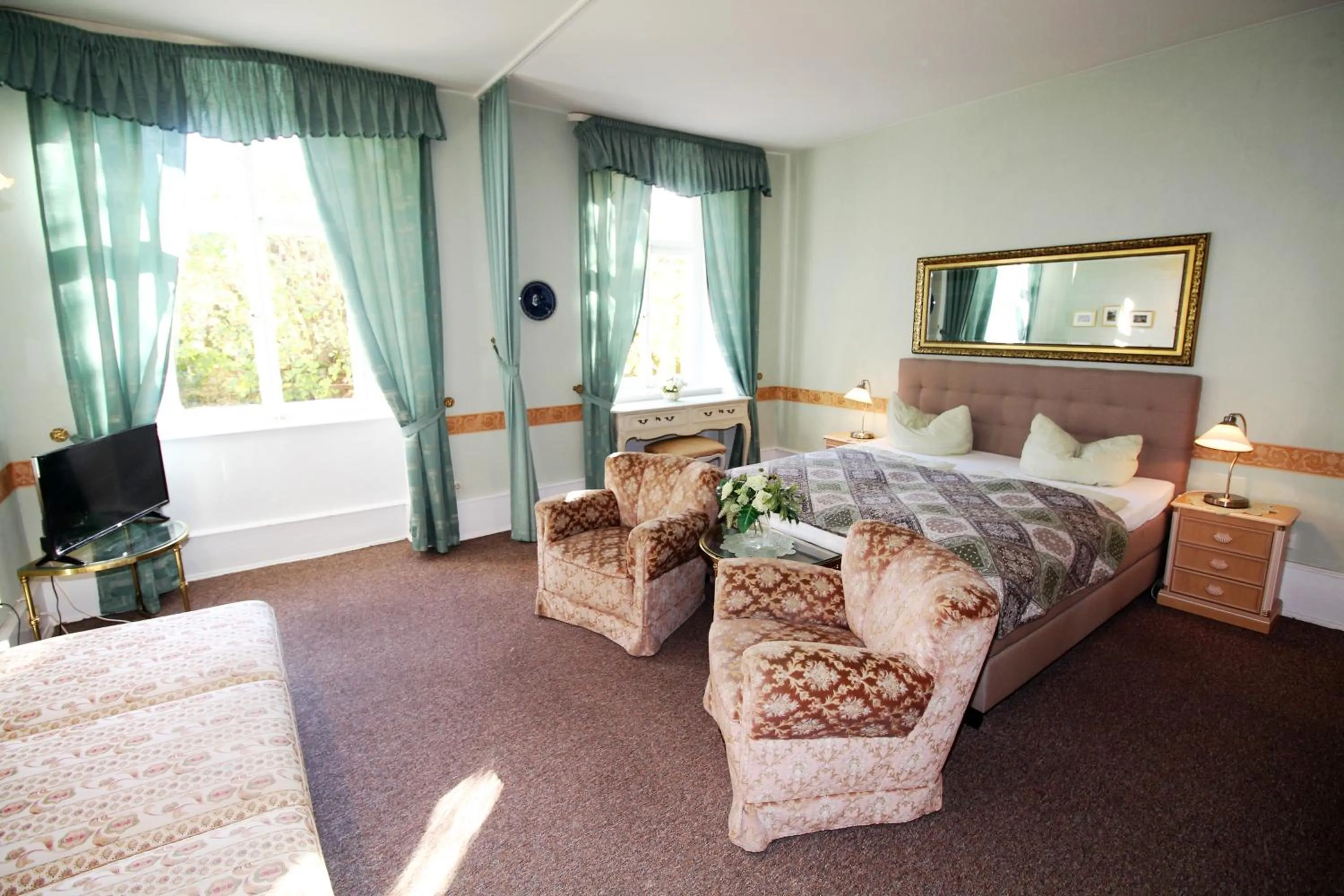 Photo of the whole room, Bed in Historisches Hotel zum Schwan