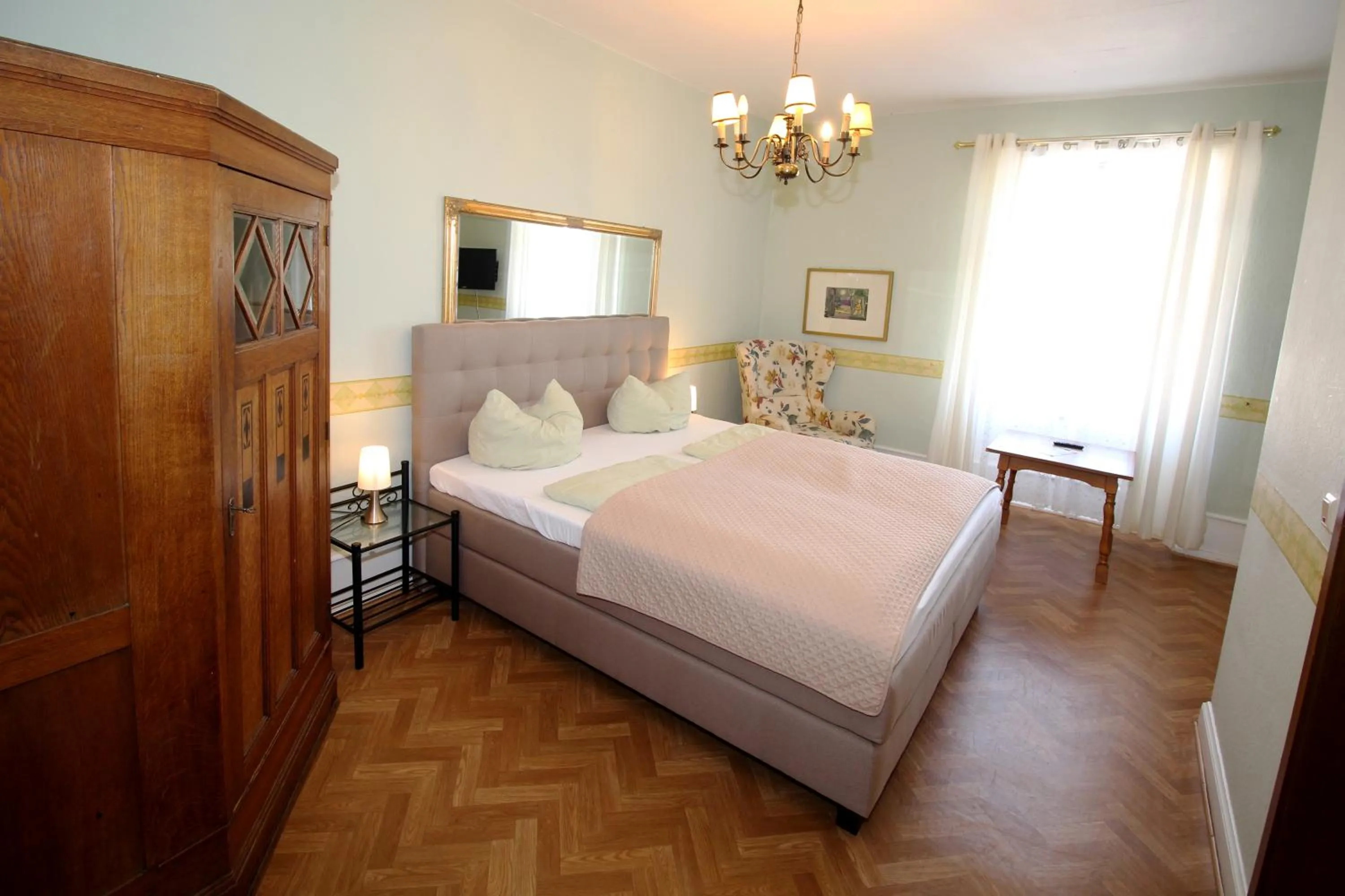 Photo of the whole room, Bed in Historisches Hotel zum Schwan