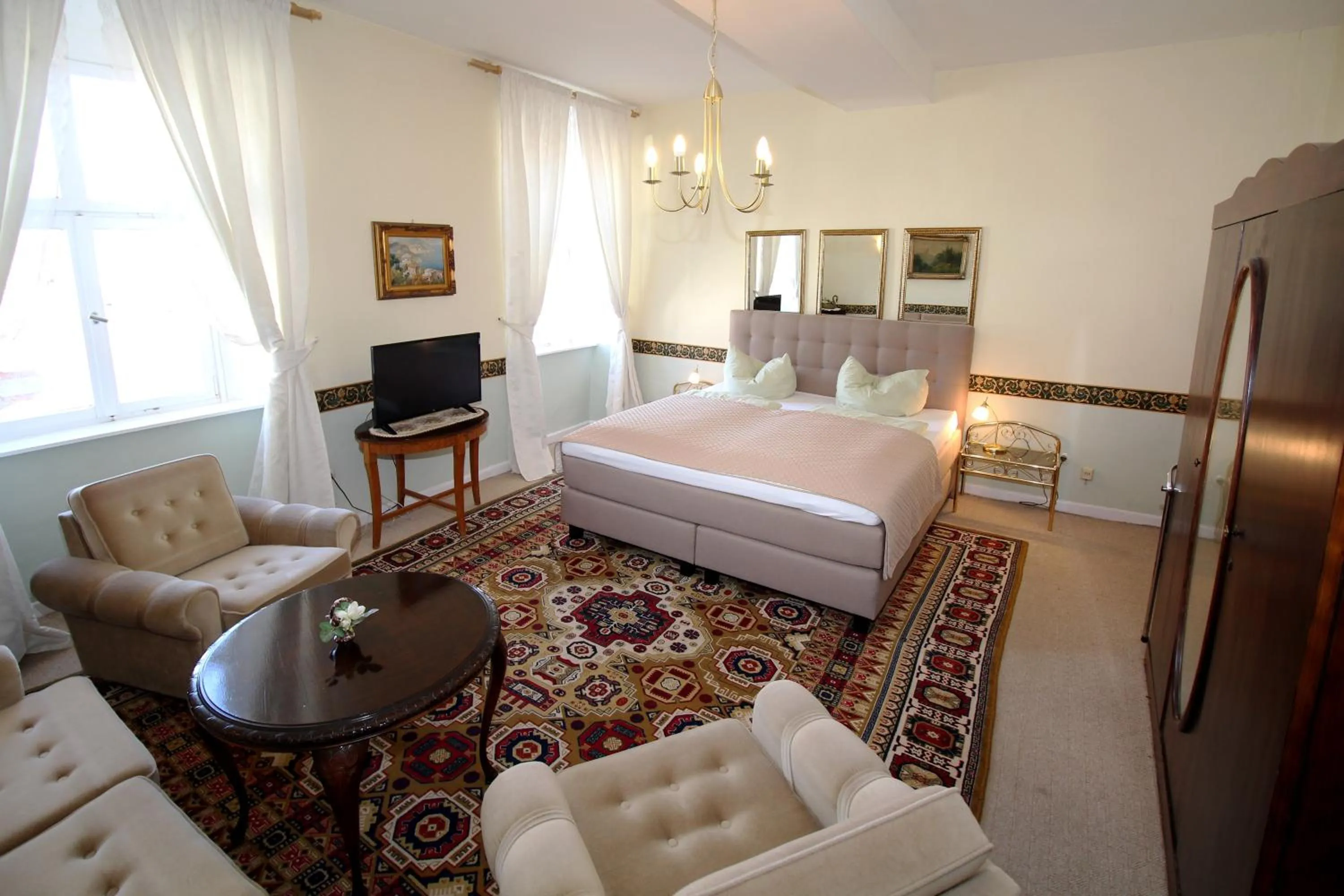 Photo of the whole room, Bed in Historisches Hotel zum Schwan