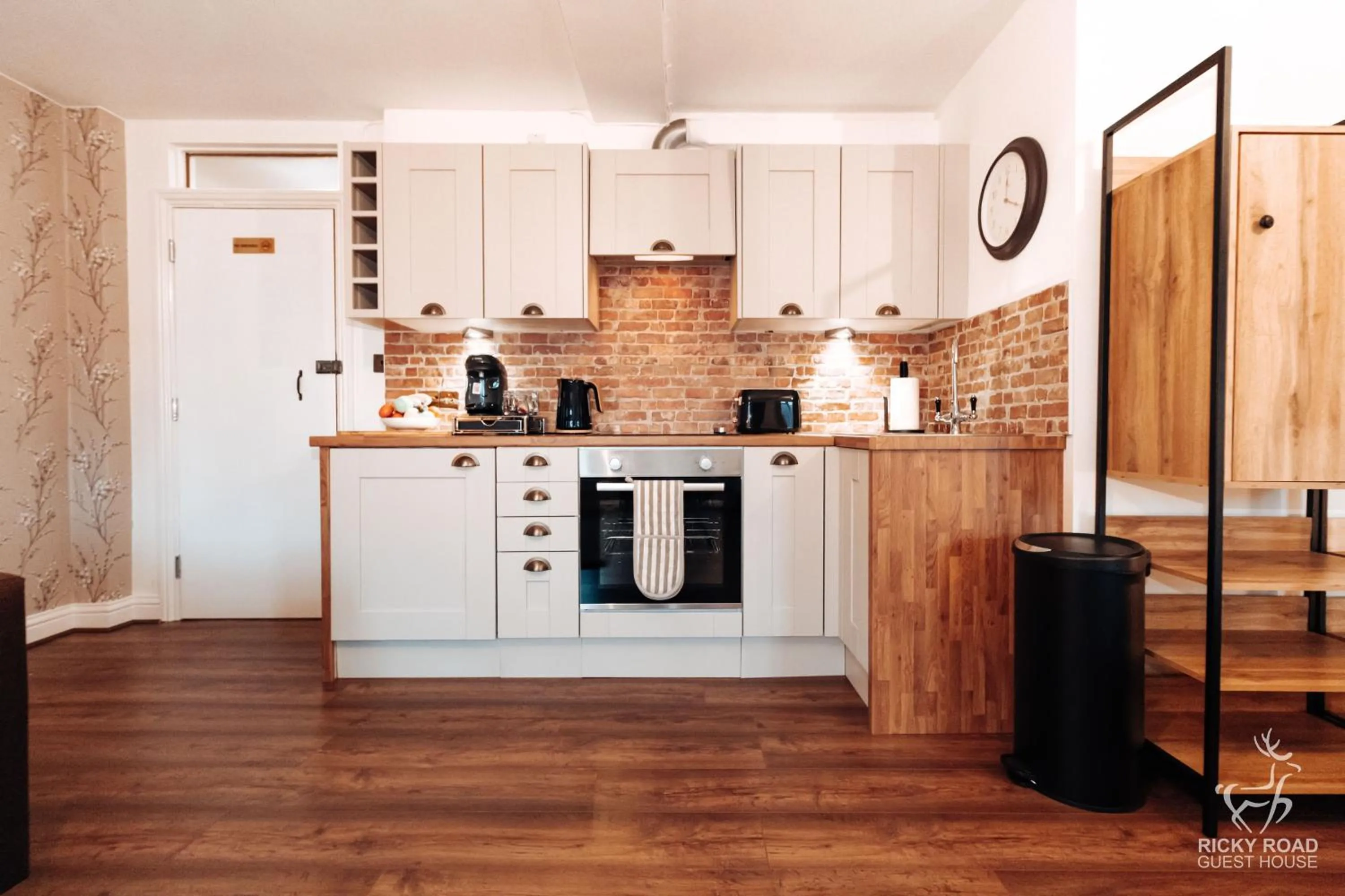 Kitchen or kitchenette in Ricky Road Guest House - Premium