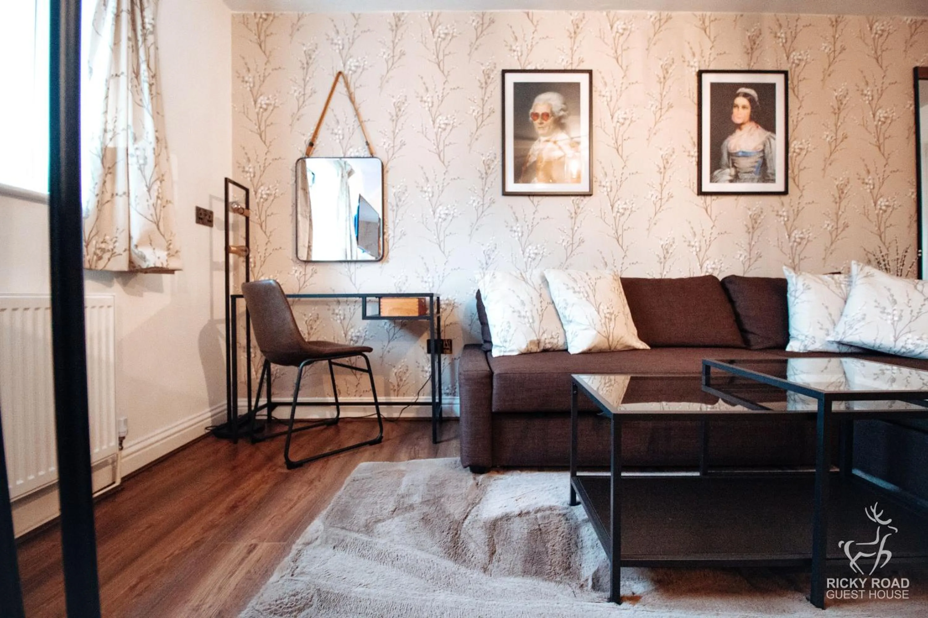 Living room in Ricky Road Guest House - Premium