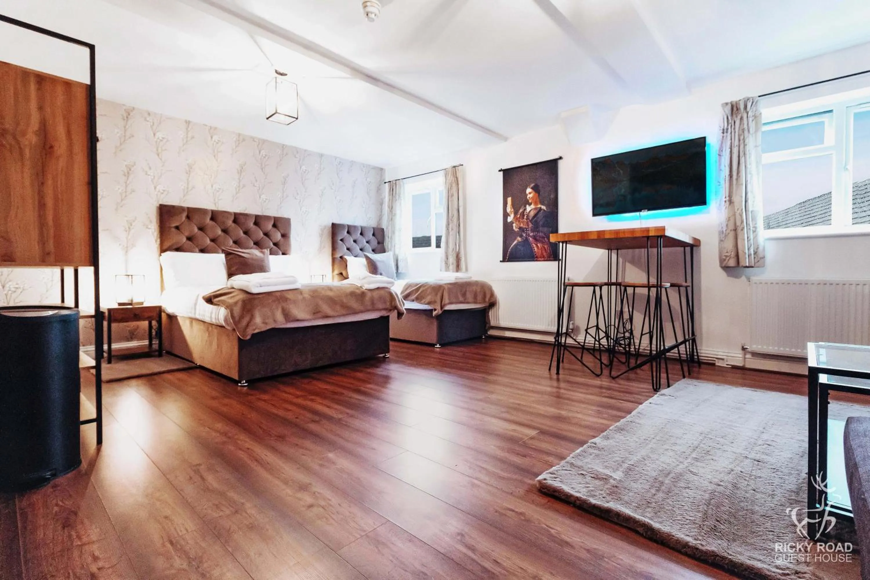 TV and multimedia, Bed in Ricky Road Guest House - Premium