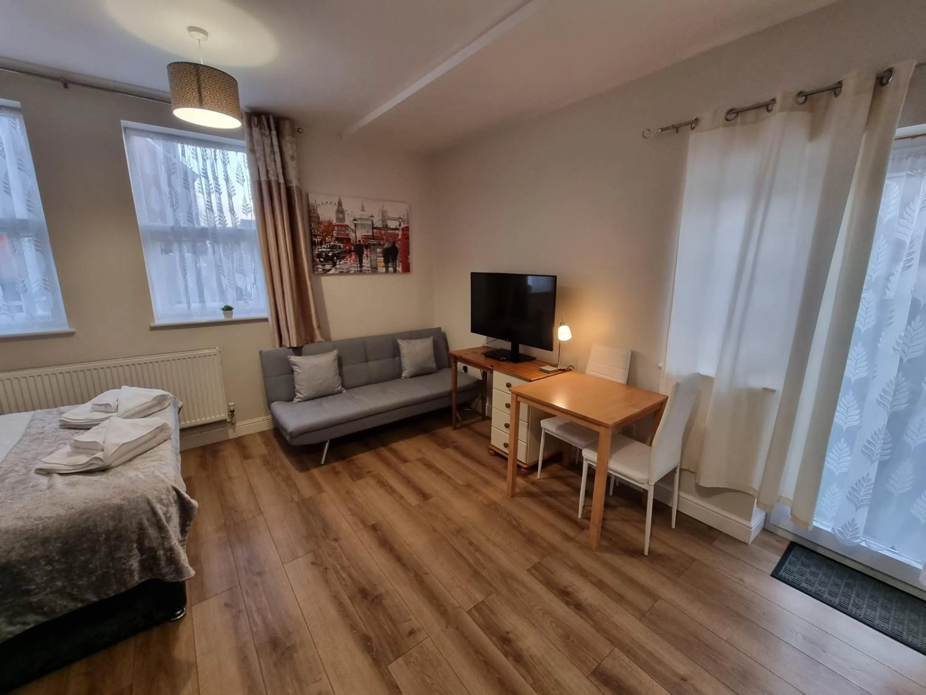 TV and multimedia, Bed in Ricky Road Guest House - Premium