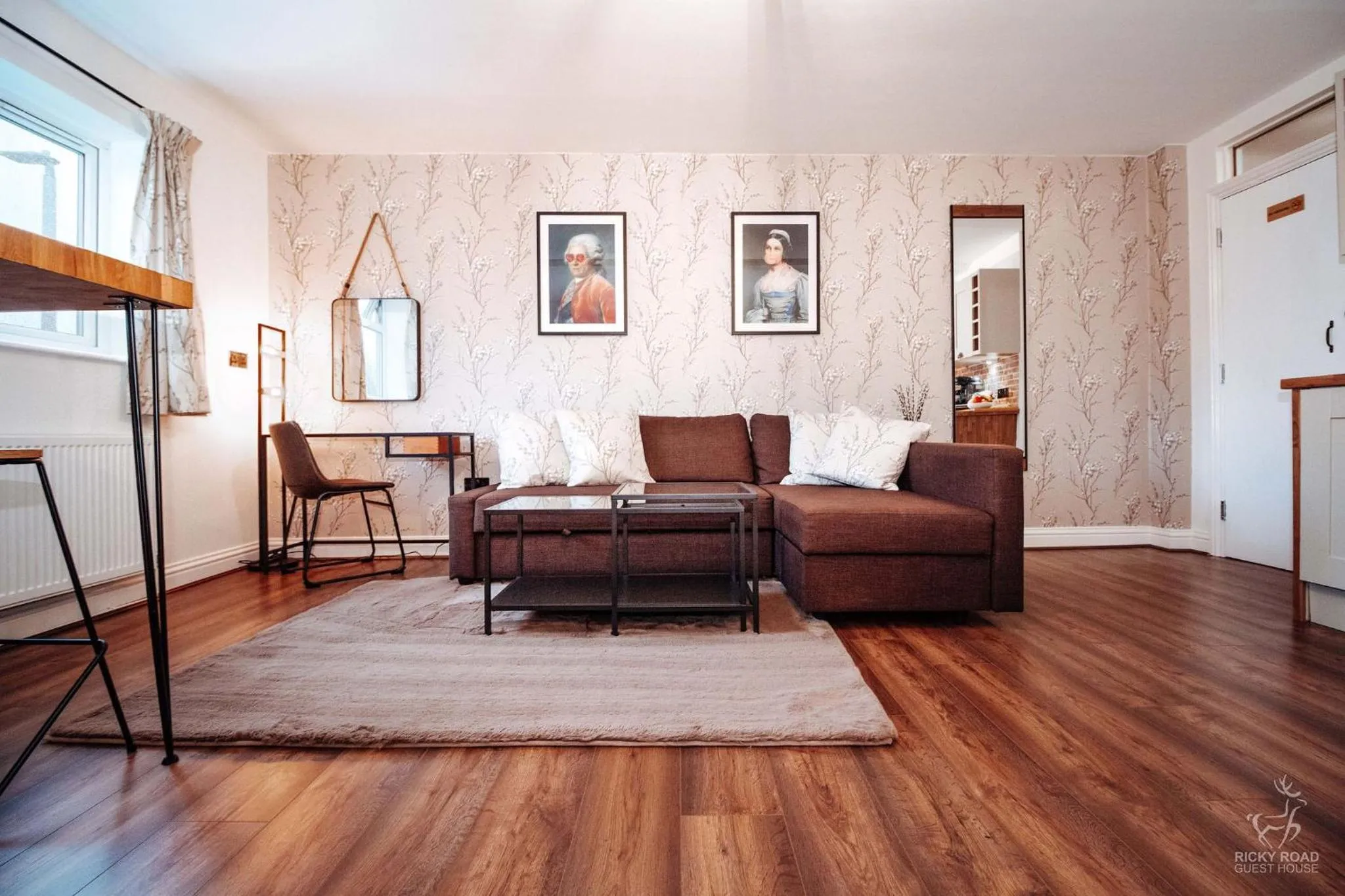 Living room in Ricky Road Guest House - Premium