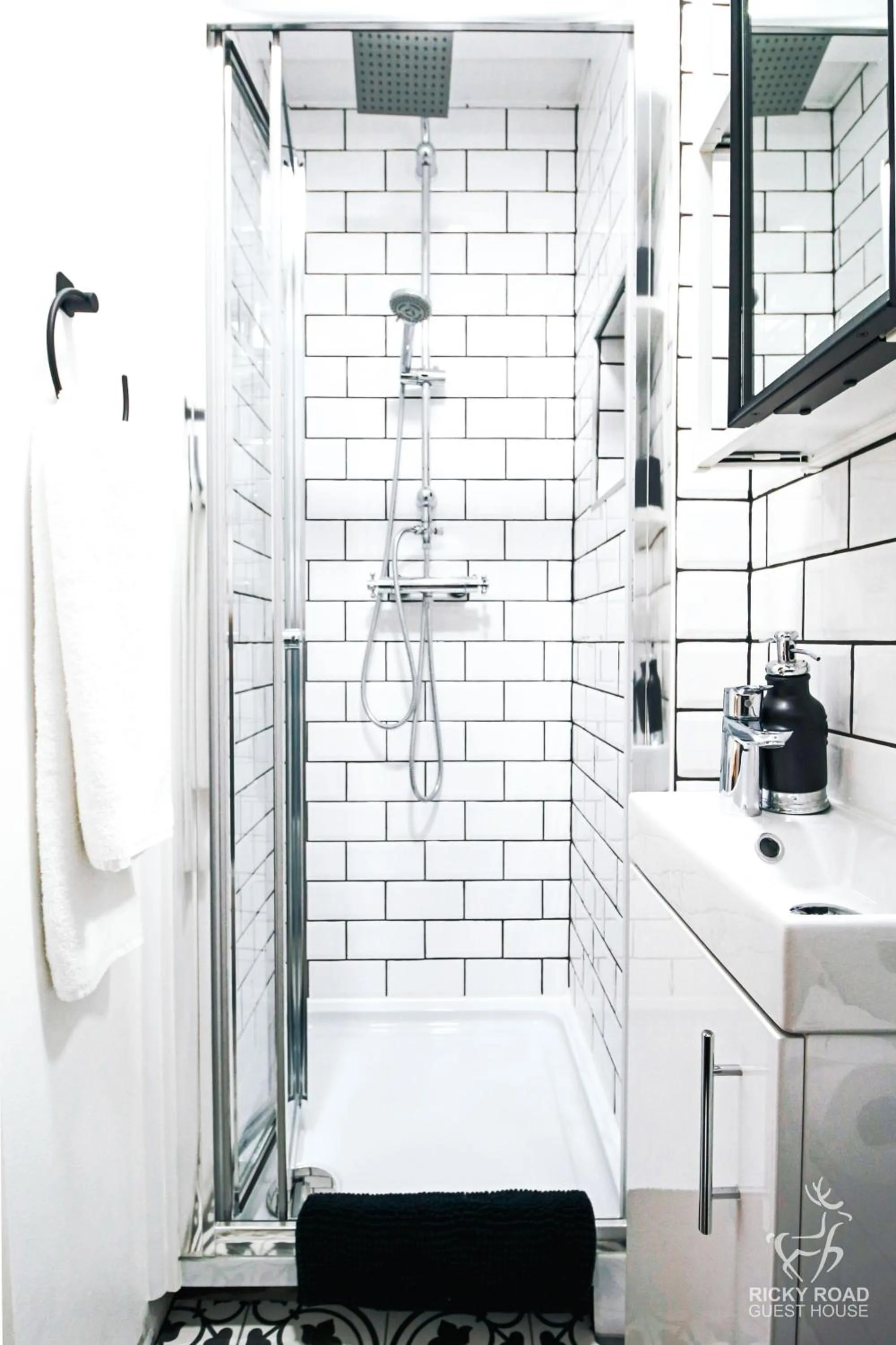 Shower in Ricky Road Guest House - Premium