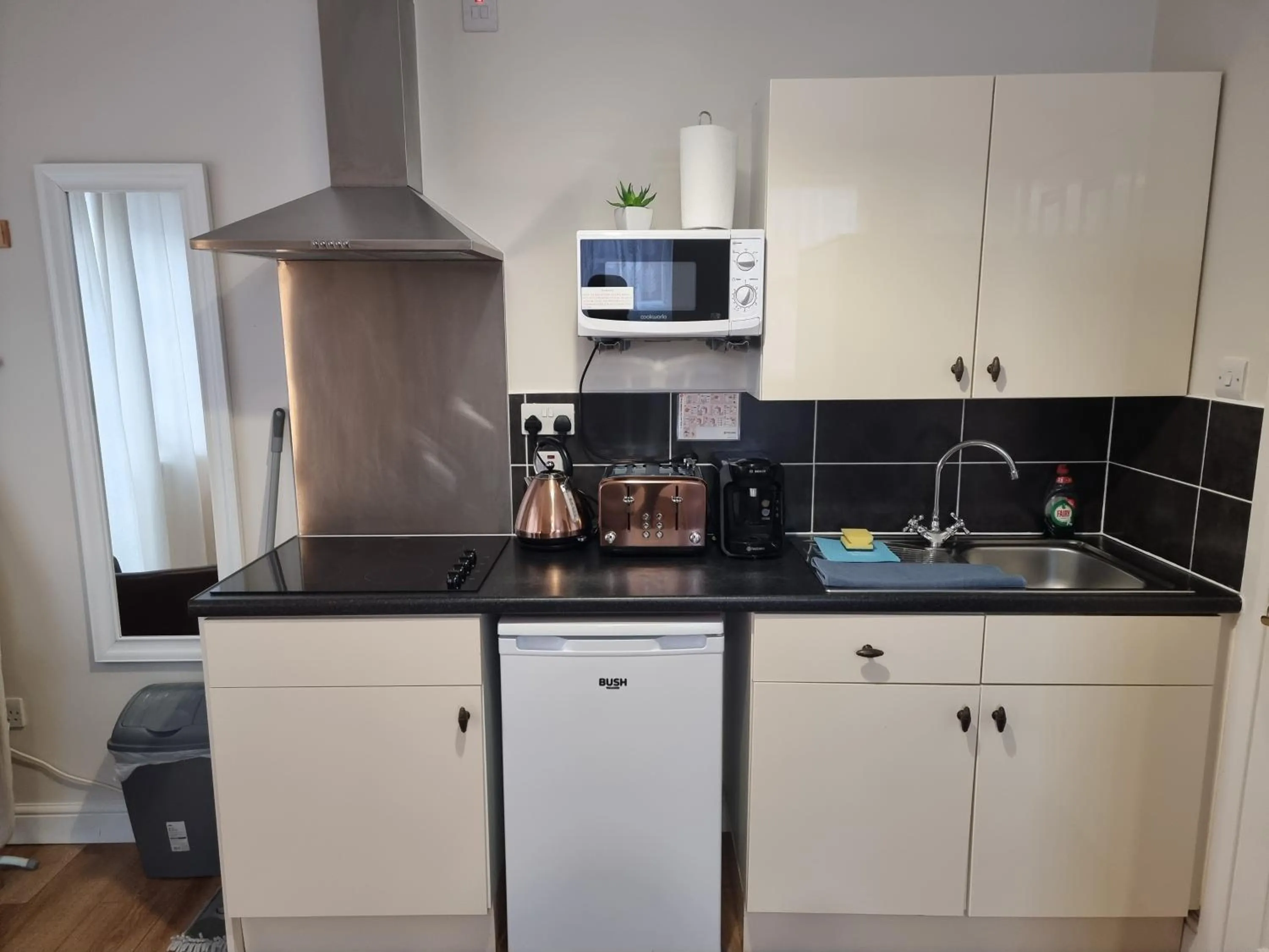 Kitchen or kitchenette in Ricky Road Guest House - Premium