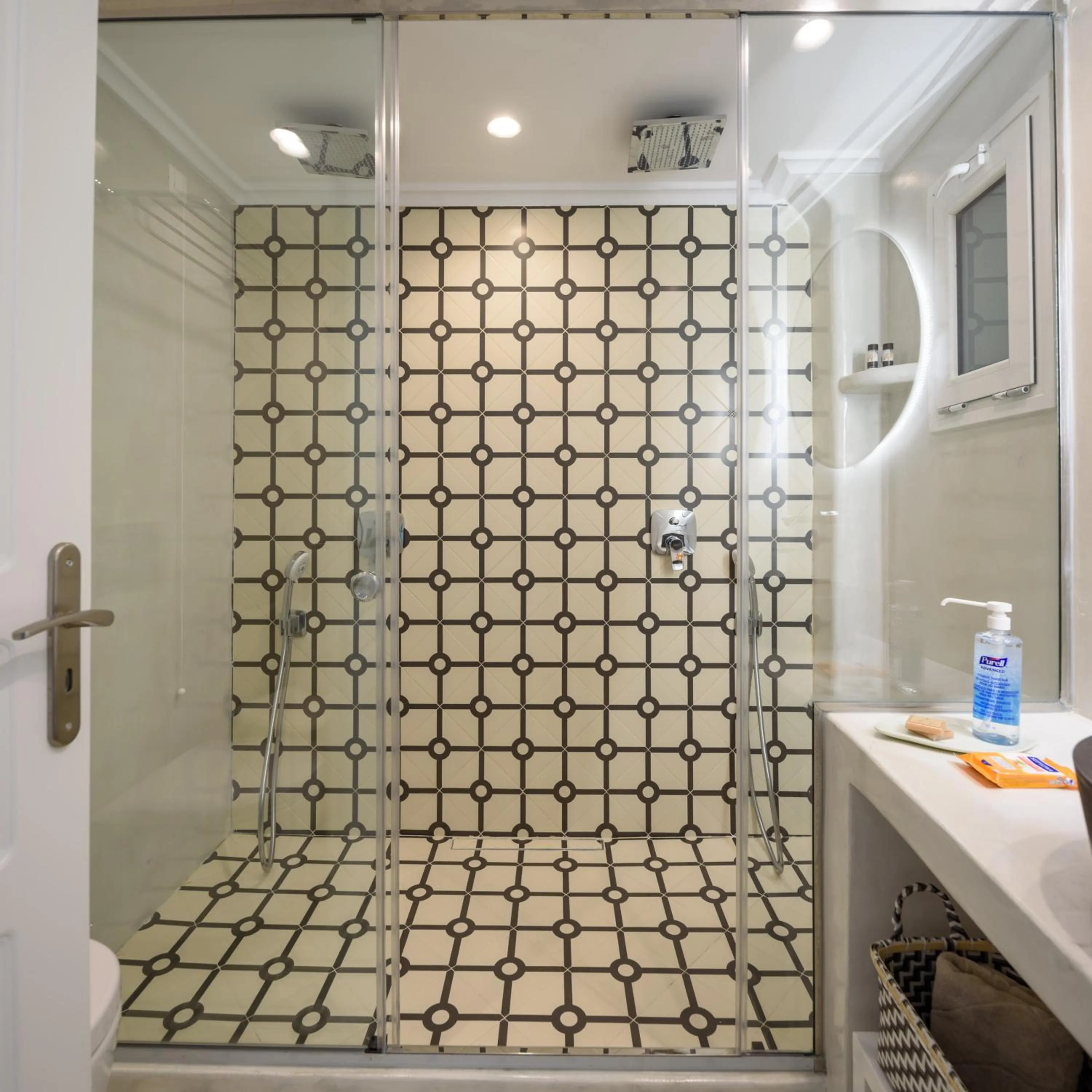 Bathroom in Villa Renos Hotel