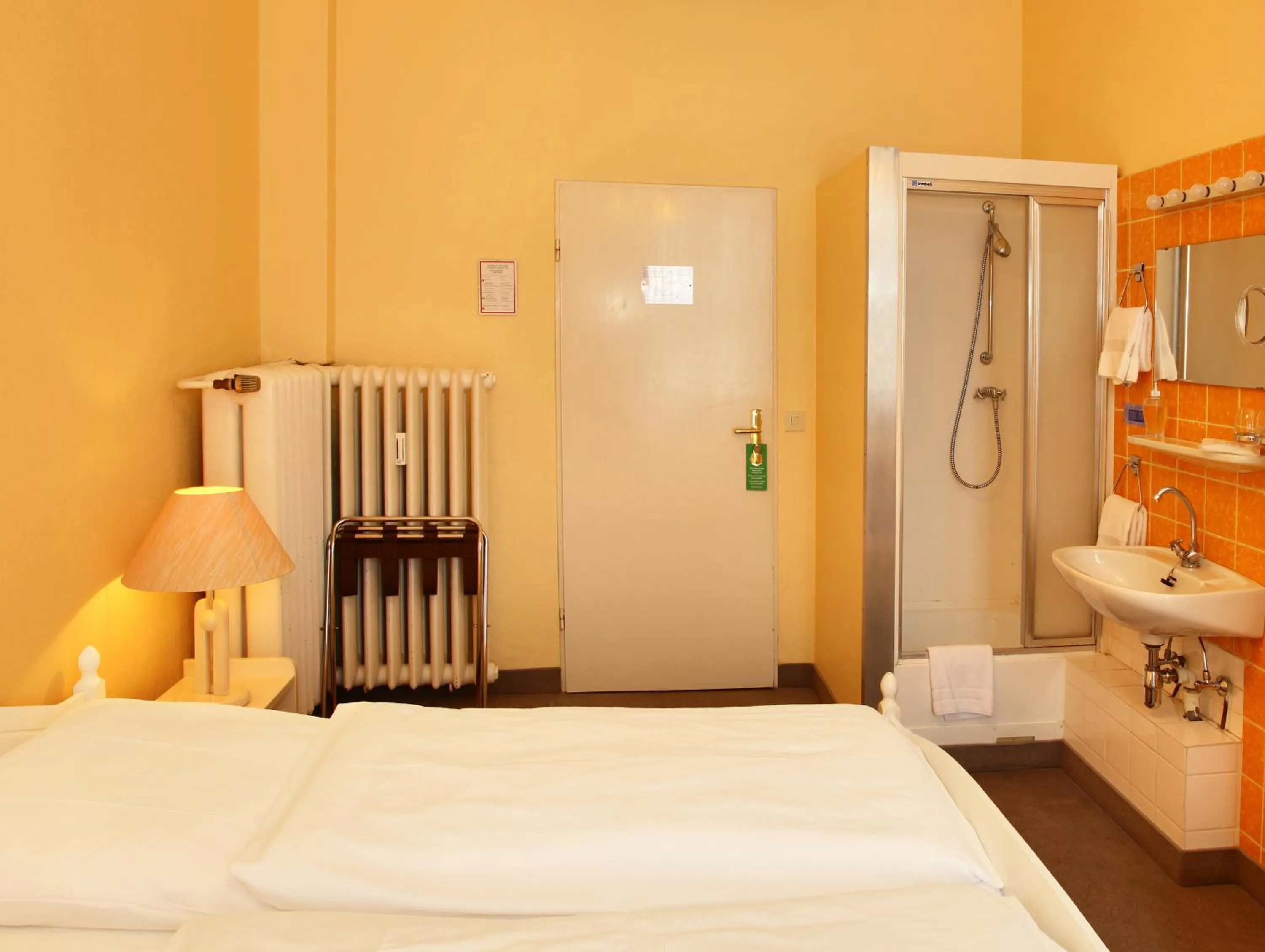 Shower, Bed in Hotel Bellmoor im Dammtorpalais