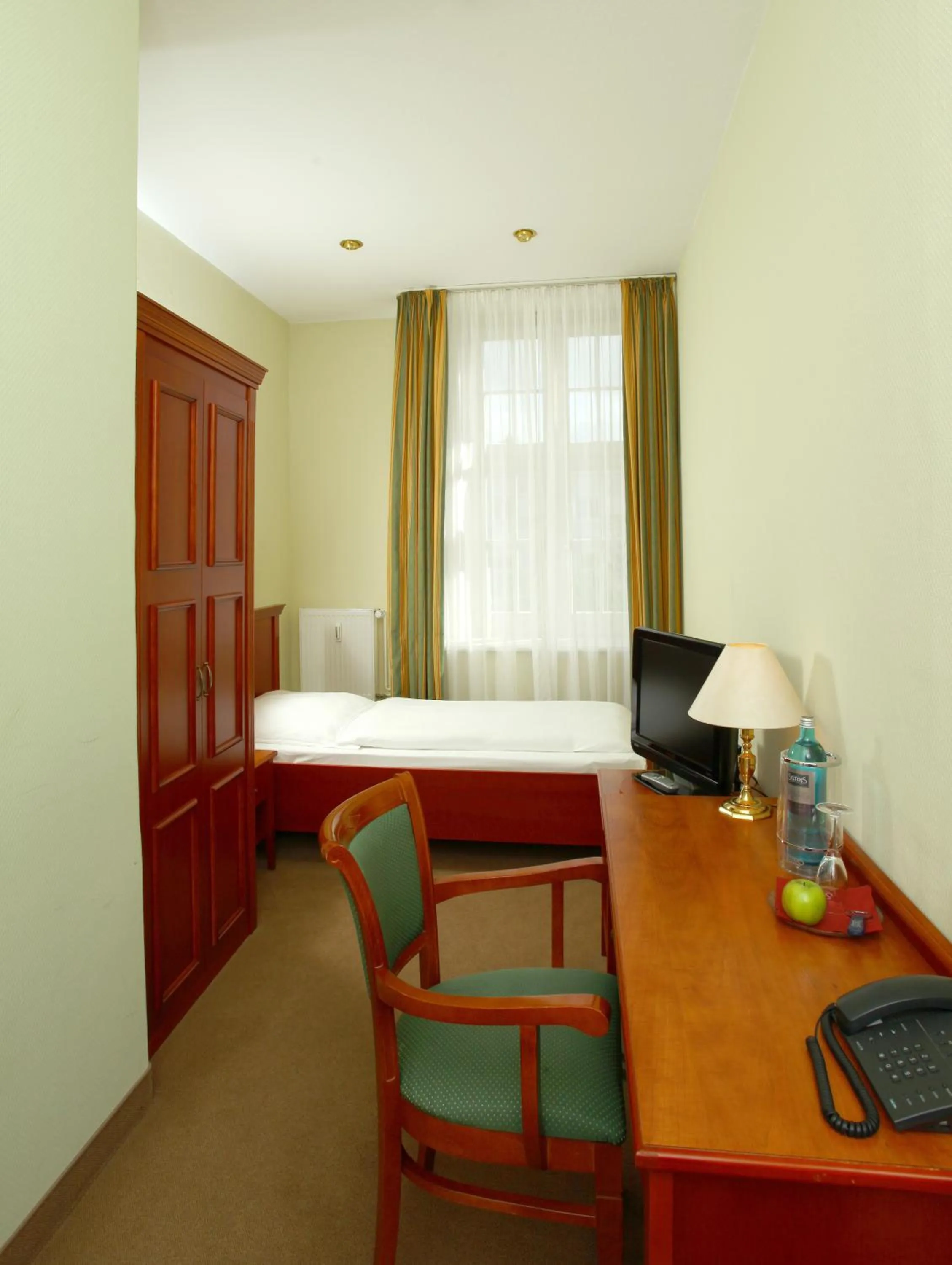 Photo of the whole room in Hotel Bellmoor im Dammtorpalais