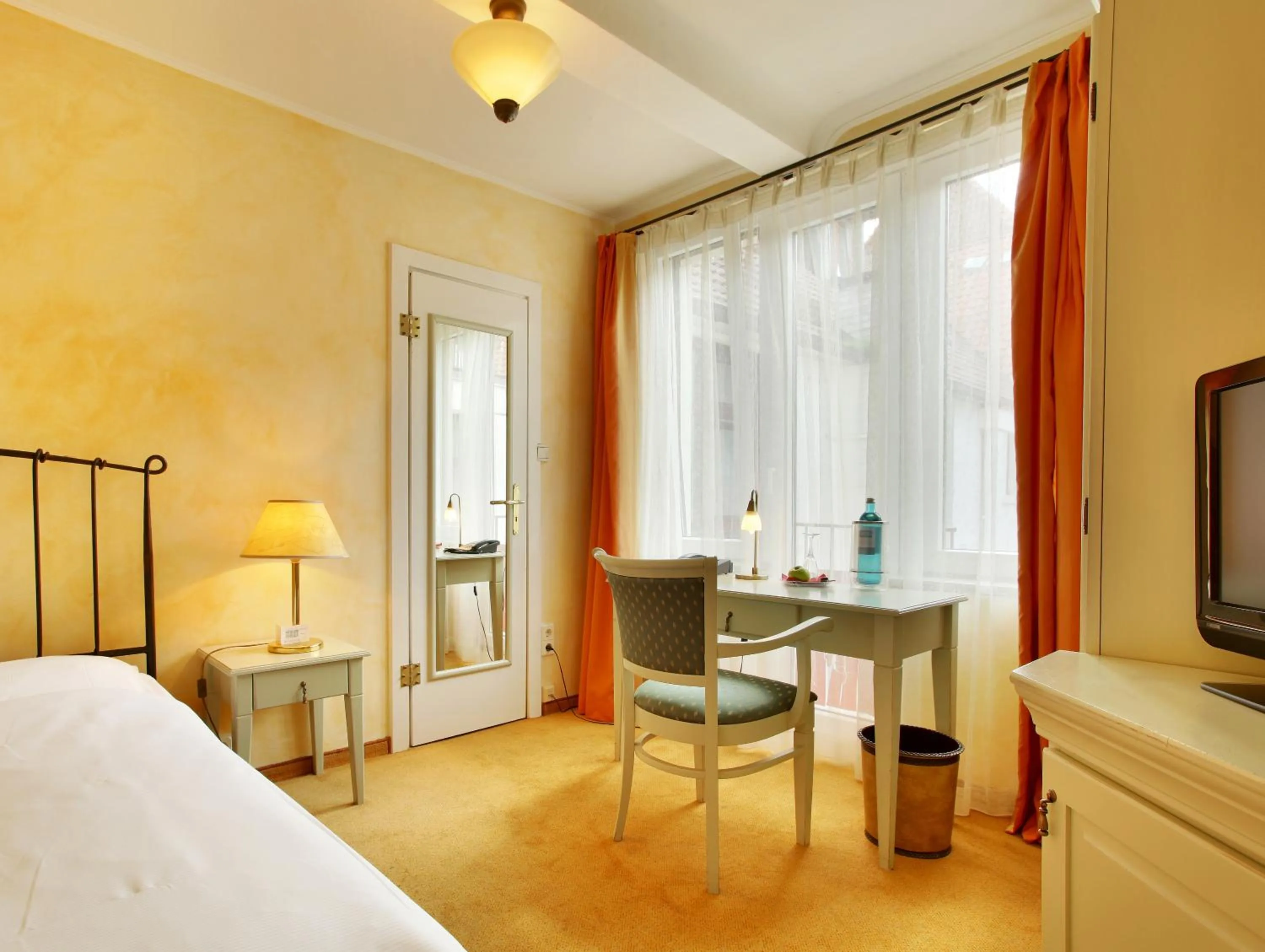 Photo of the whole room, Bed in Hotel Bellmoor im Dammtorpalais