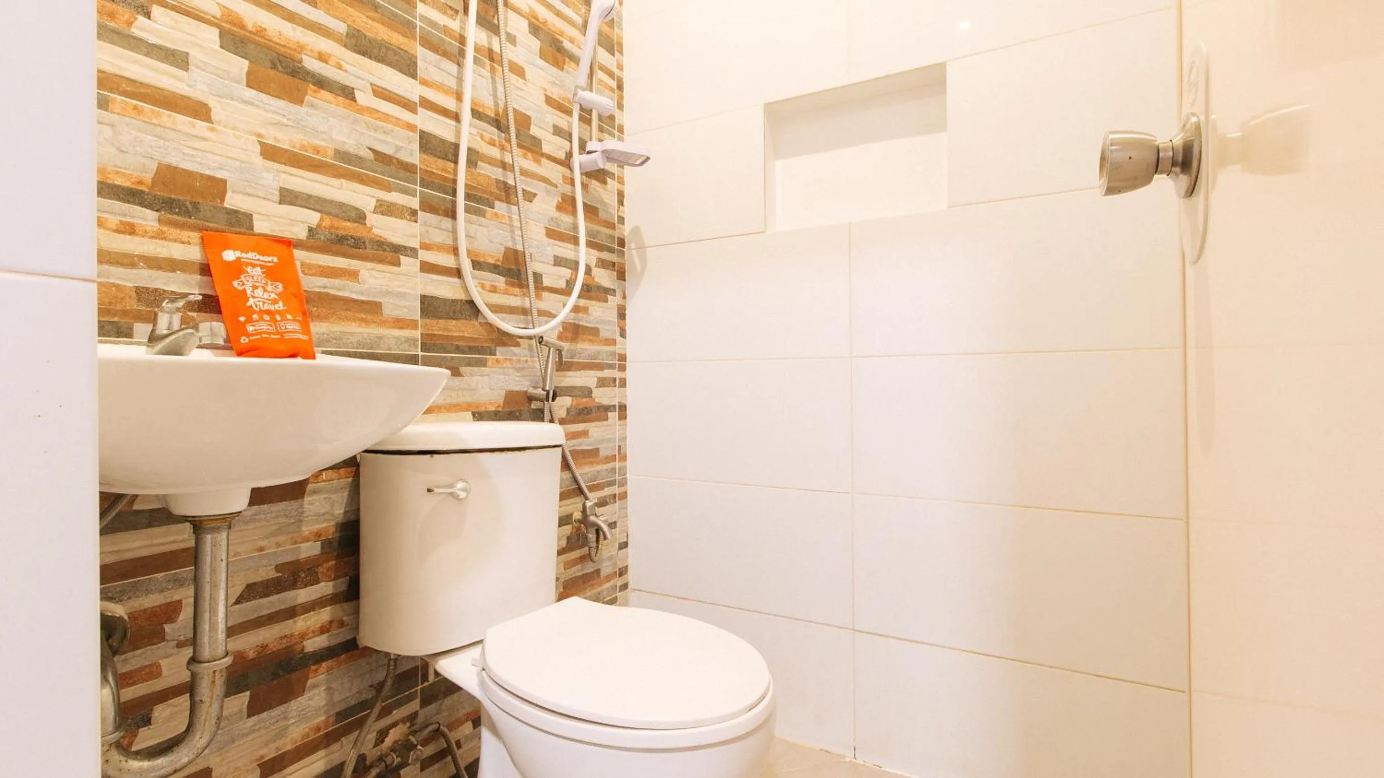 Shower in RedDoorz near Quiapo Church Manila