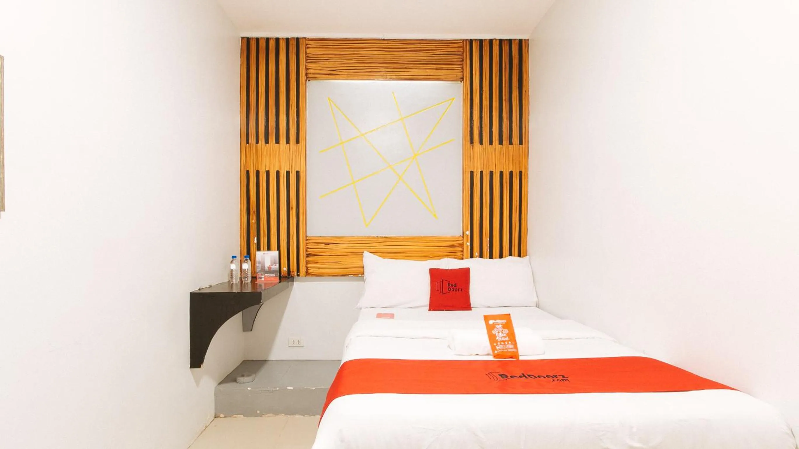 Photo of the whole room, Bed in RedDoorz near Quiapo Church Manila