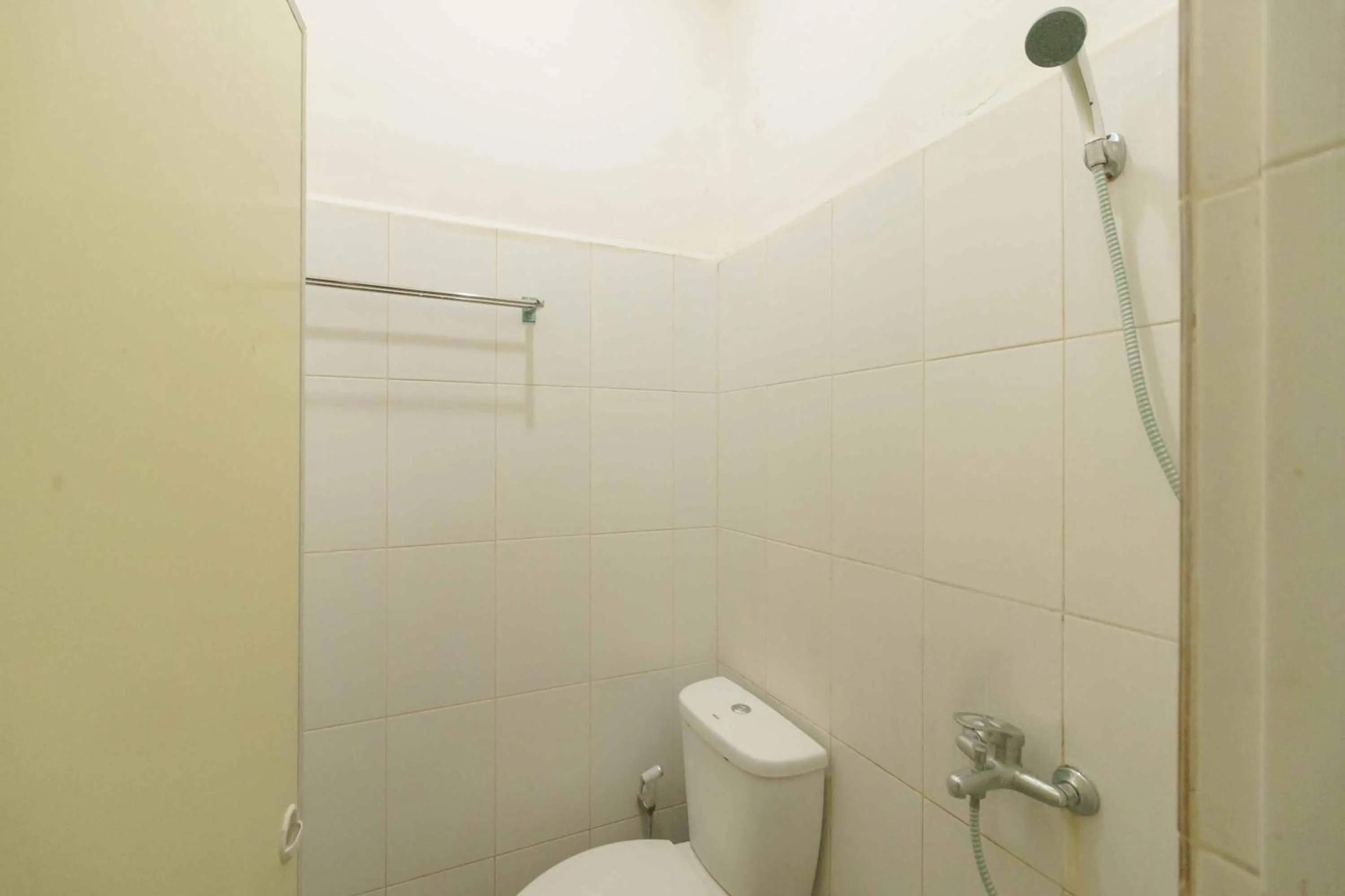 Bathroom in RedDoorz @ Haraito Tarutung