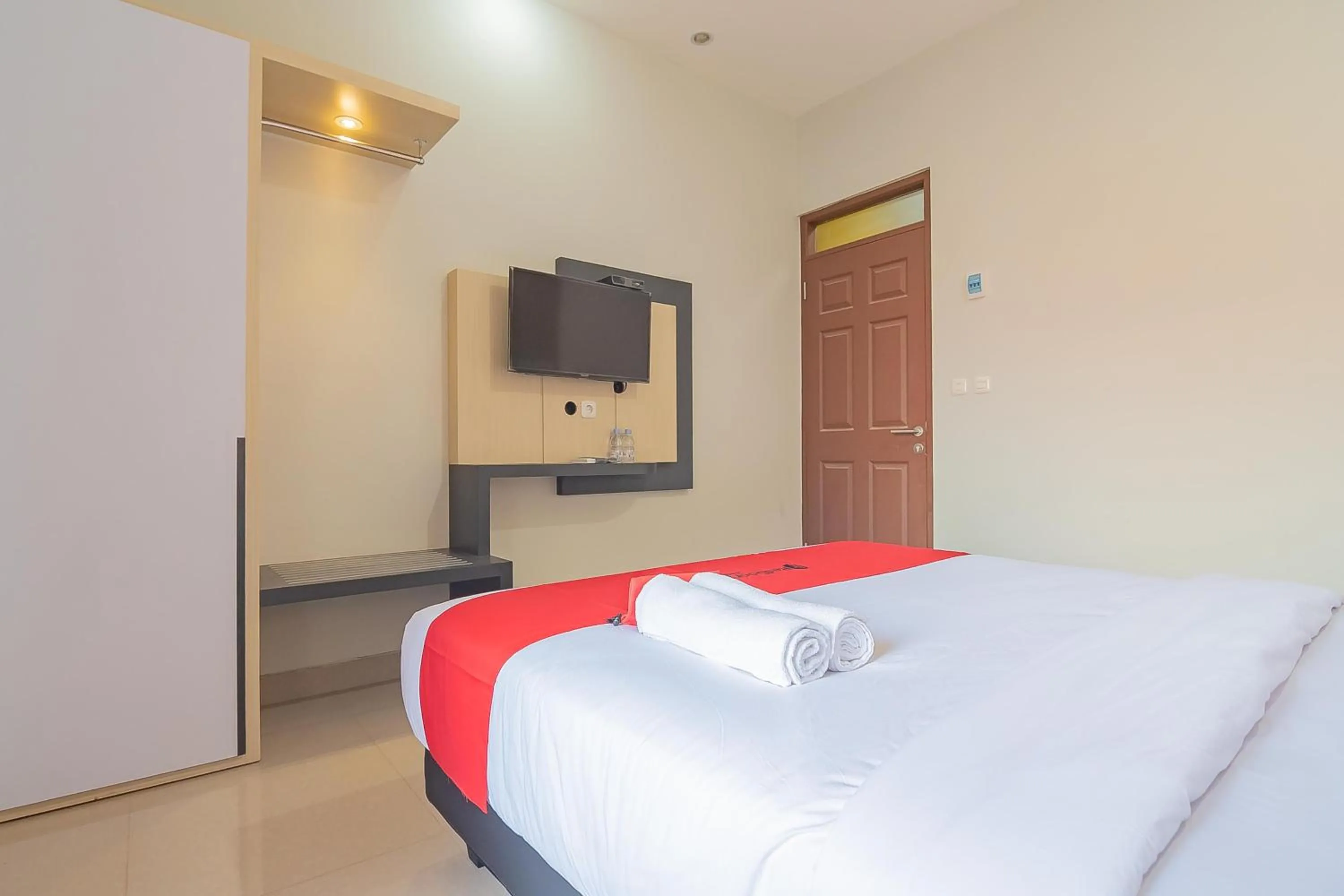 TV and multimedia, Bed in RedDoorz Plus near Taman Budaya Samarinda