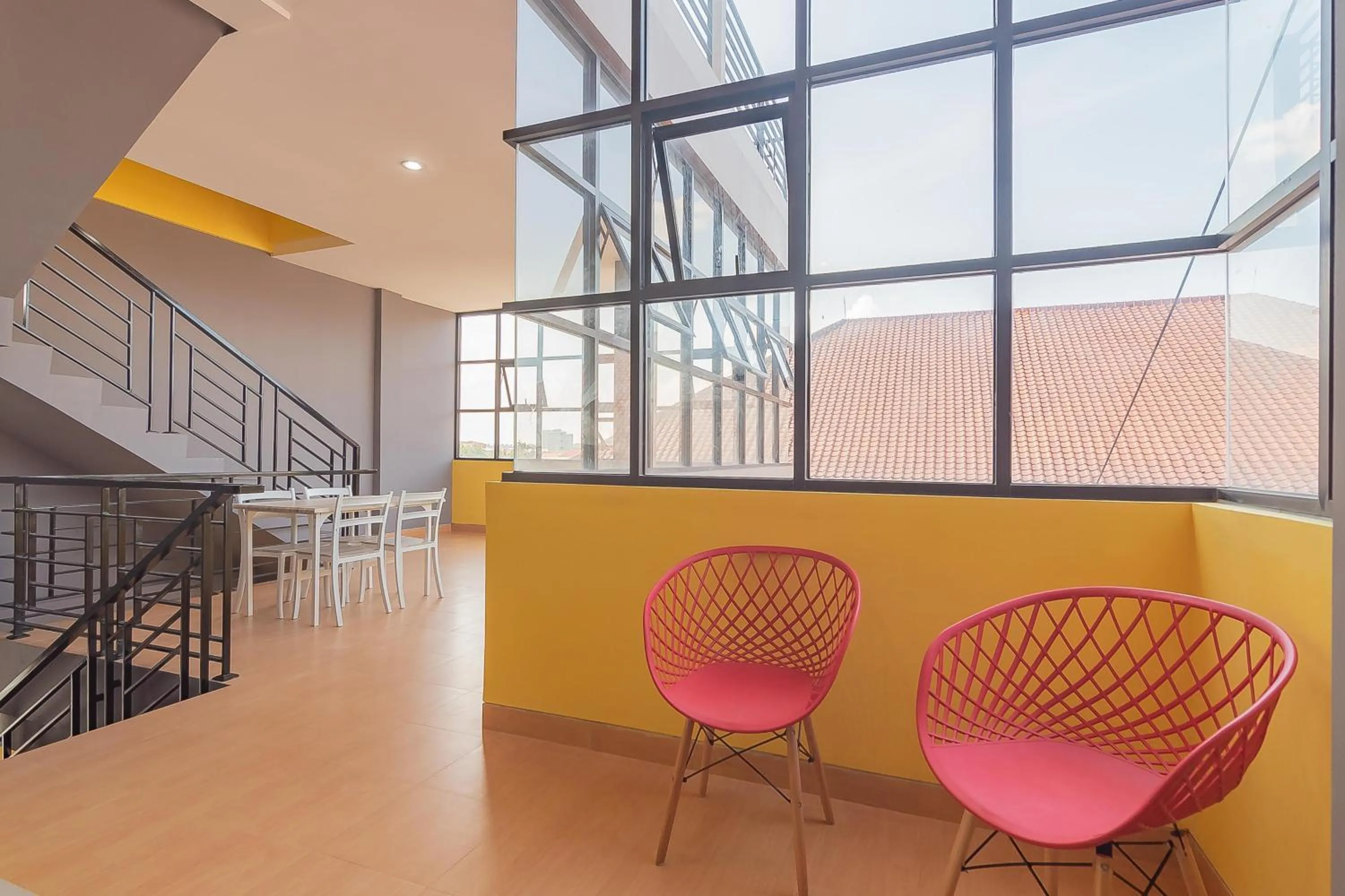 Lounge or bar in RedDoorz Plus near Taman Budaya Samarinda