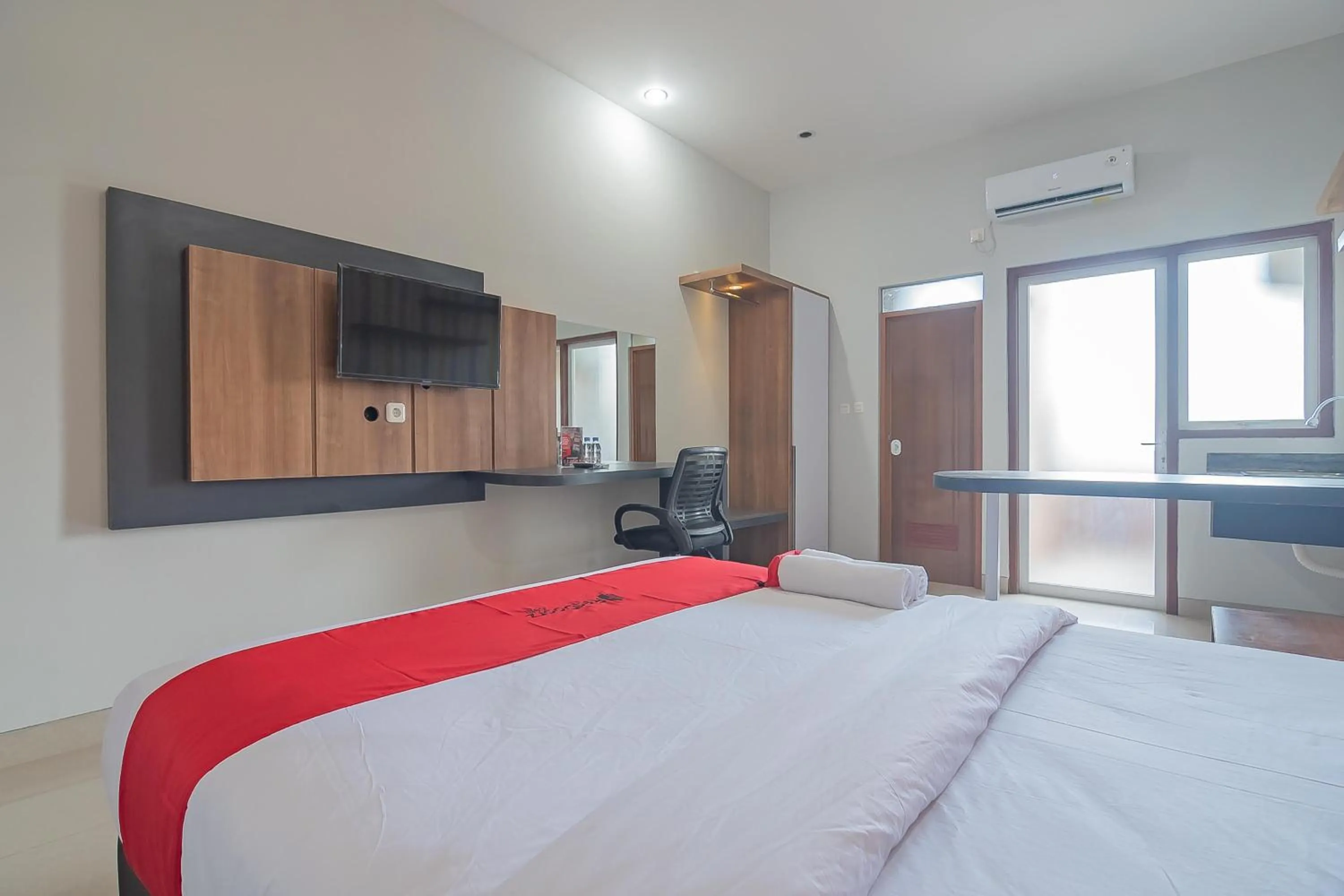 Bedroom, Bed in RedDoorz Plus near Taman Budaya Samarinda